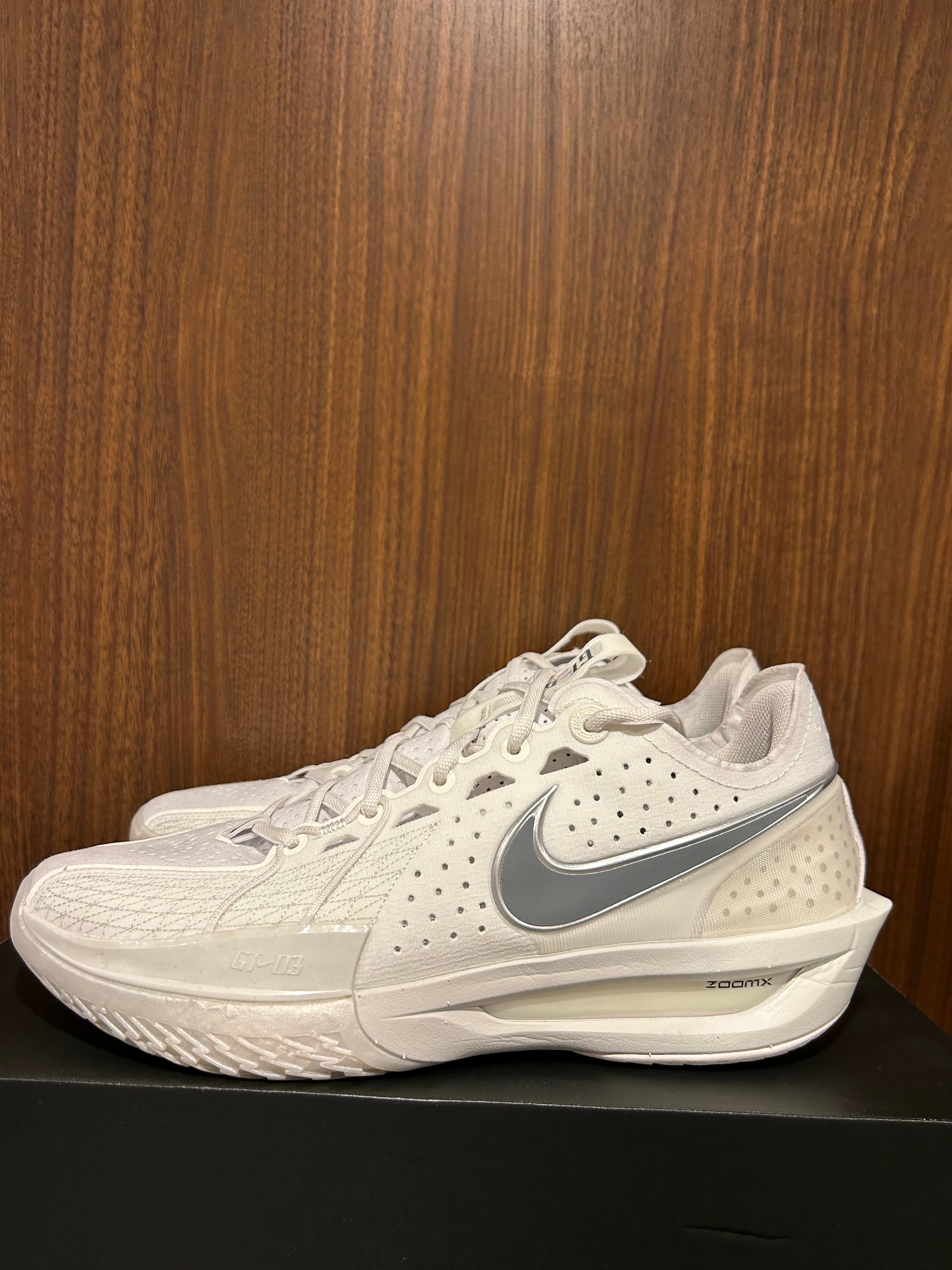 ナイキ GT カット3 "セイル/ライトボーン/メタリックシルバー/スモークグレー" (DV2913-106/DV2918-106)