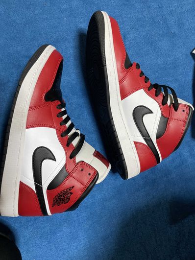 Nike Air Jordan 1 Mid "Chicago Black Toe"