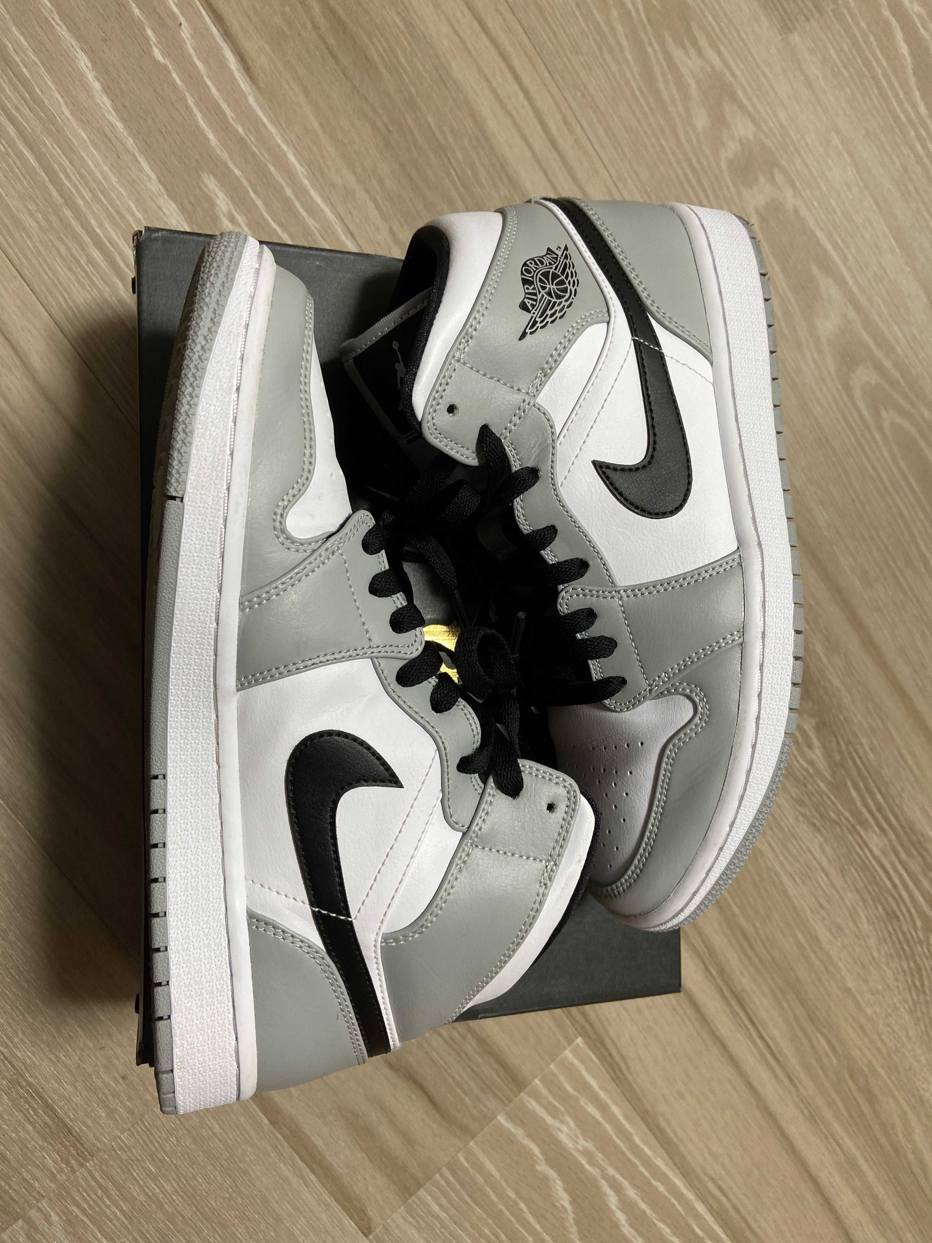 Nike Air Jordan 1 Mid "Light Smoke Grey/White/Black"