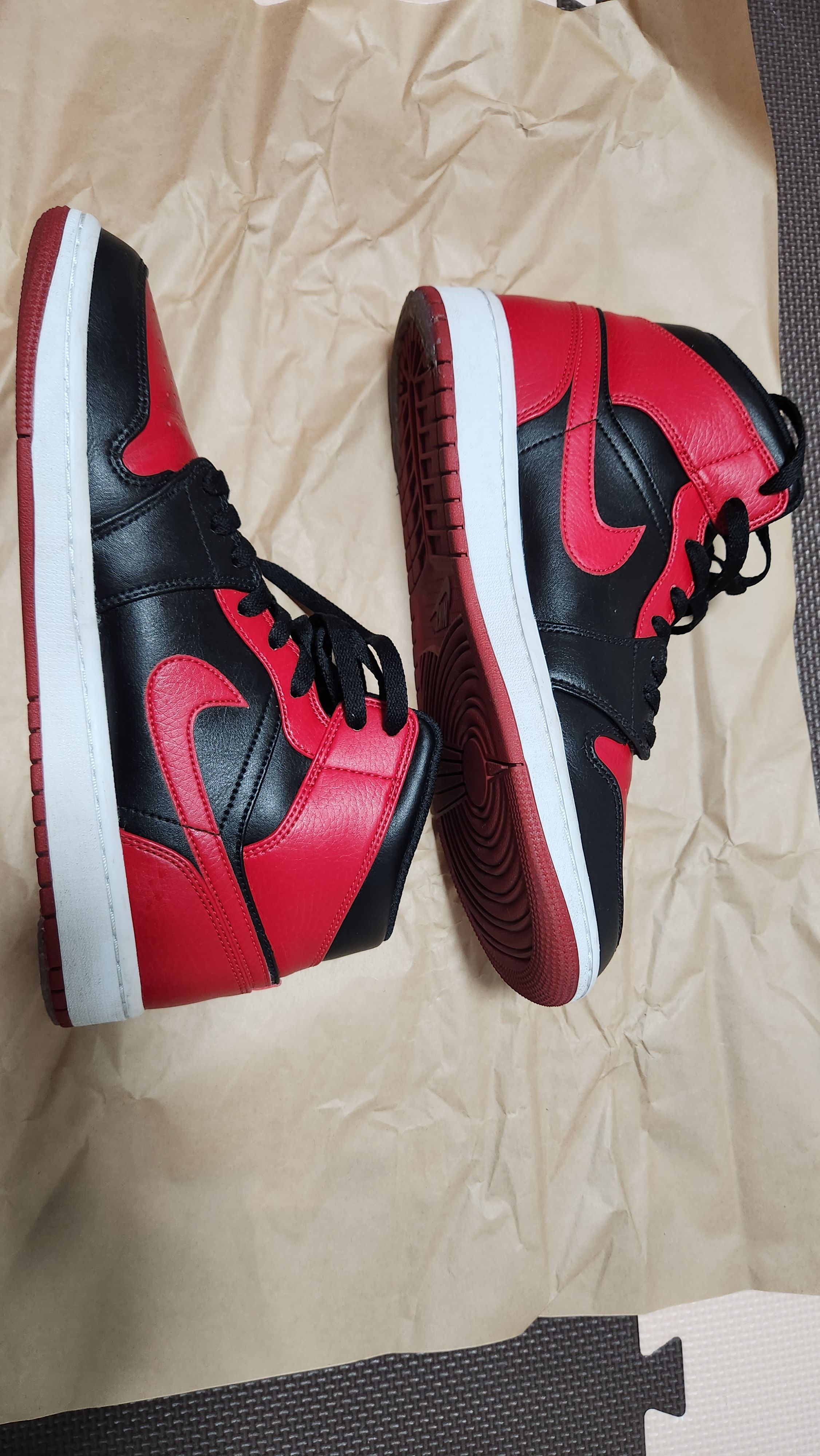 Nike Air Jordan 1 Mid "Bred"