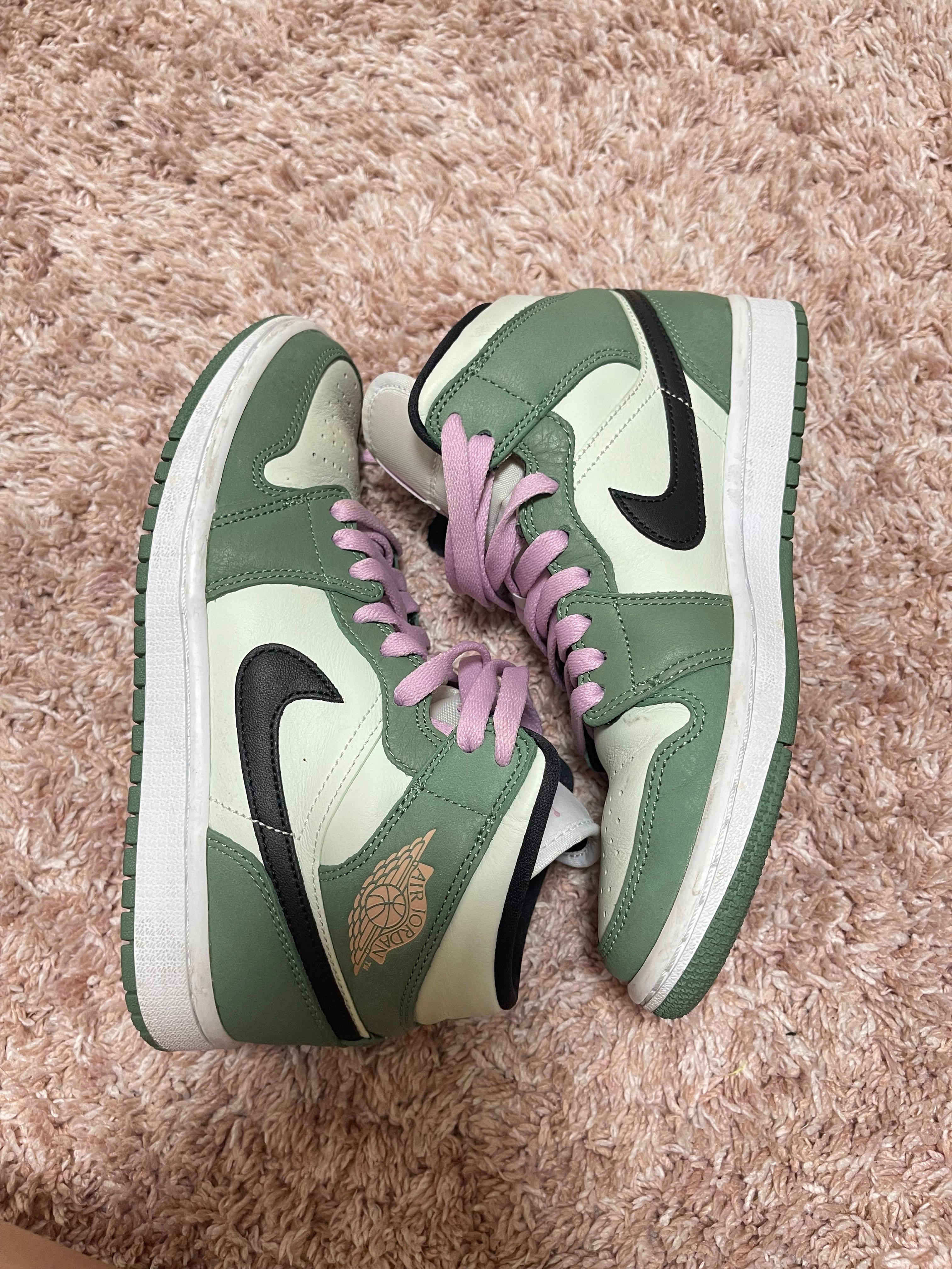 NIKE Women's AIR JORDAN 1 MID SE "DUTCH GREEN"