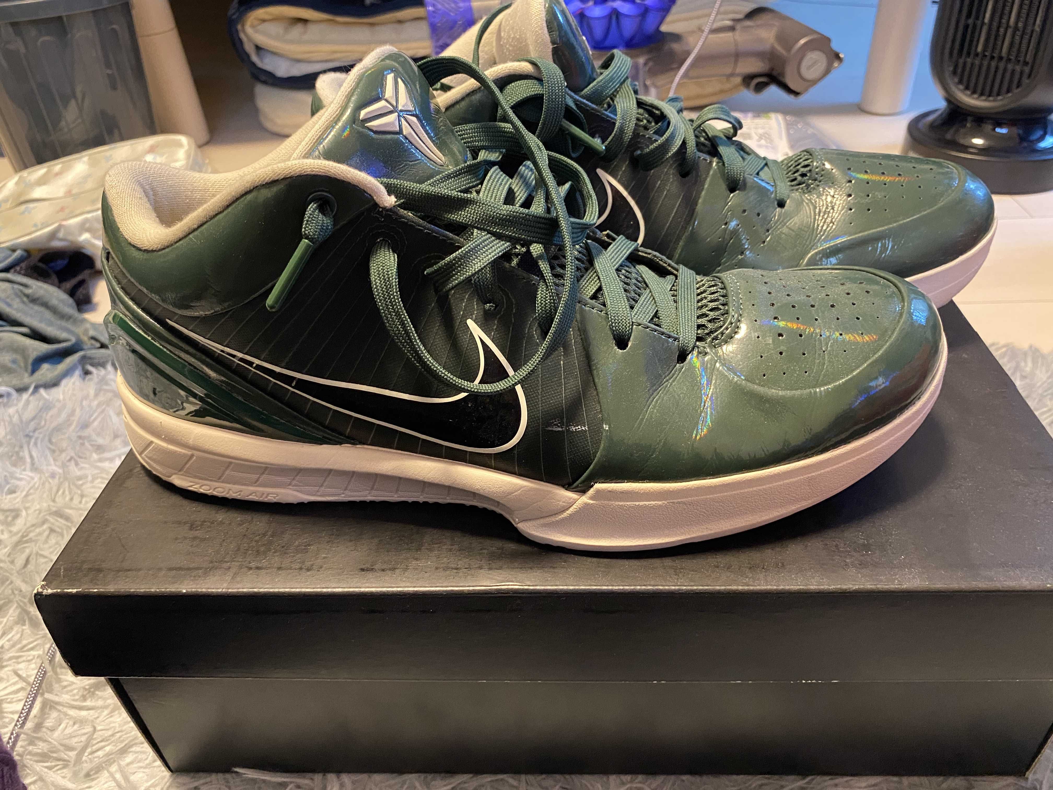 UNDEFEATED × Nike Kobe 4 Protro "Milwaukee Bucks"