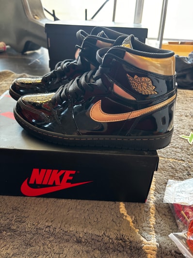 Nike Air Jordan 1 High OG "Black-Metalic Gold"