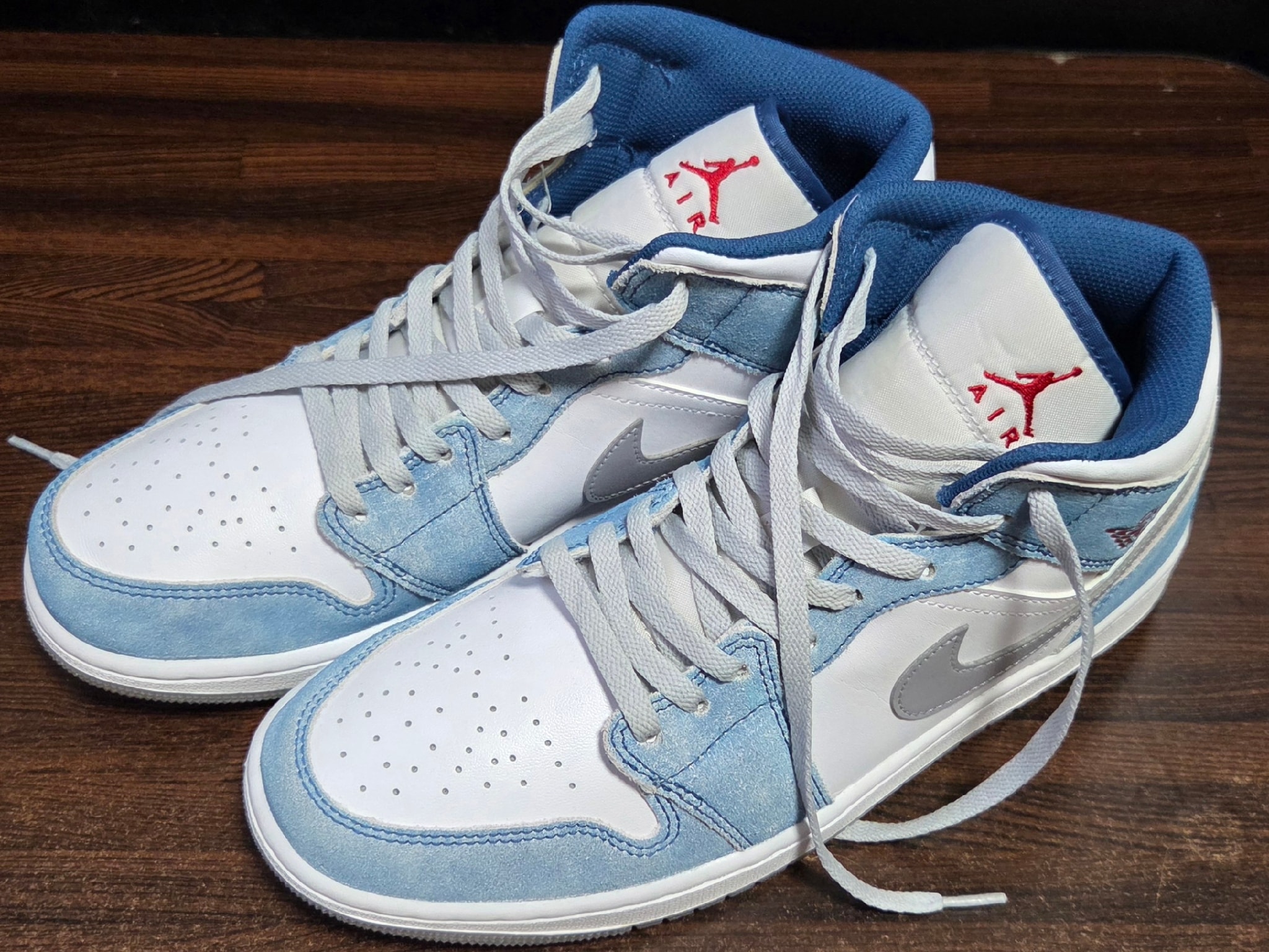 Nike Air Jordan 1 Mid SE "White/Hyper Royal/Red"