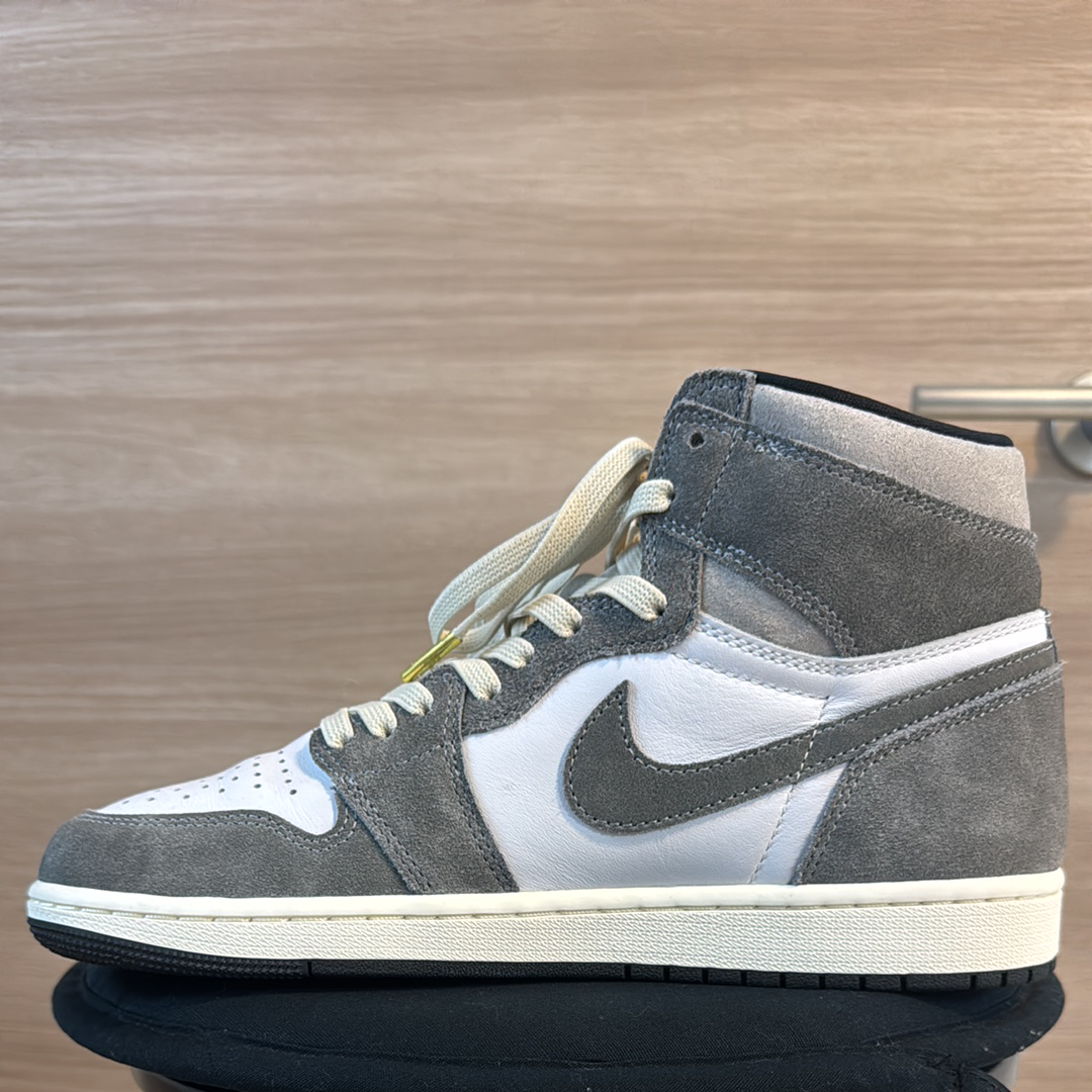 Nike Air Jordan 1 Retro High OG "Black and Smoke Grey"
