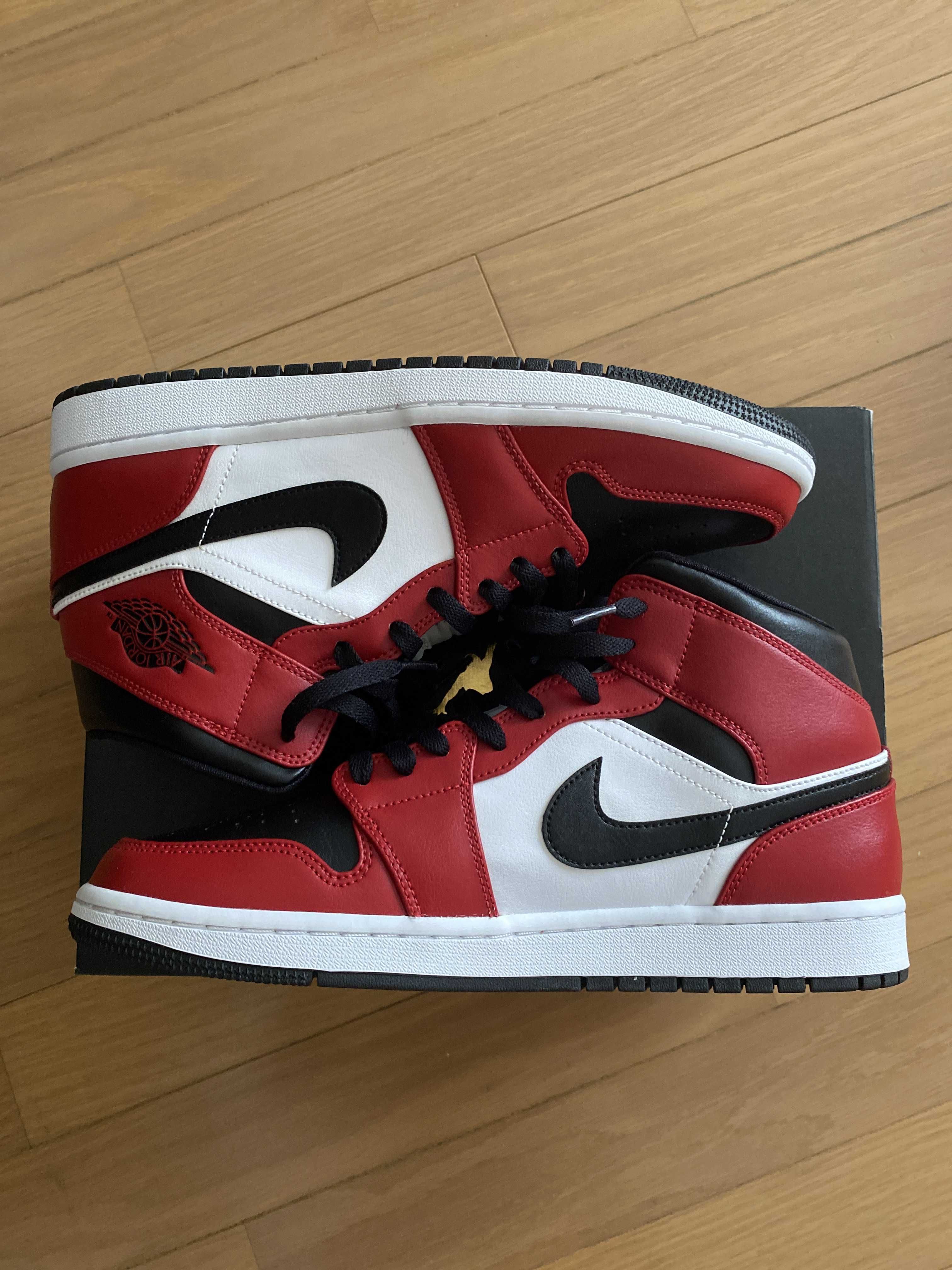 Nike Air Jordan 1 Mid "Chicago Black Toe"