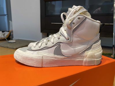 sacai × NIKE BLAZER MID "WHITE/WOLF GREY"