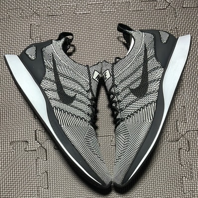 Nike Mariah Flyknit Racer "Pale Grey Solar Red"