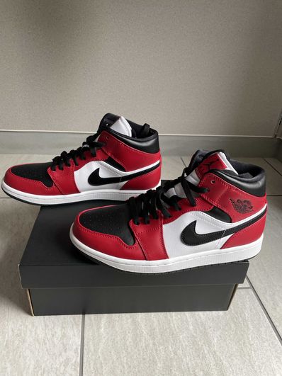 Nike Air Jordan 1 Mid "Chicago Black Toe"