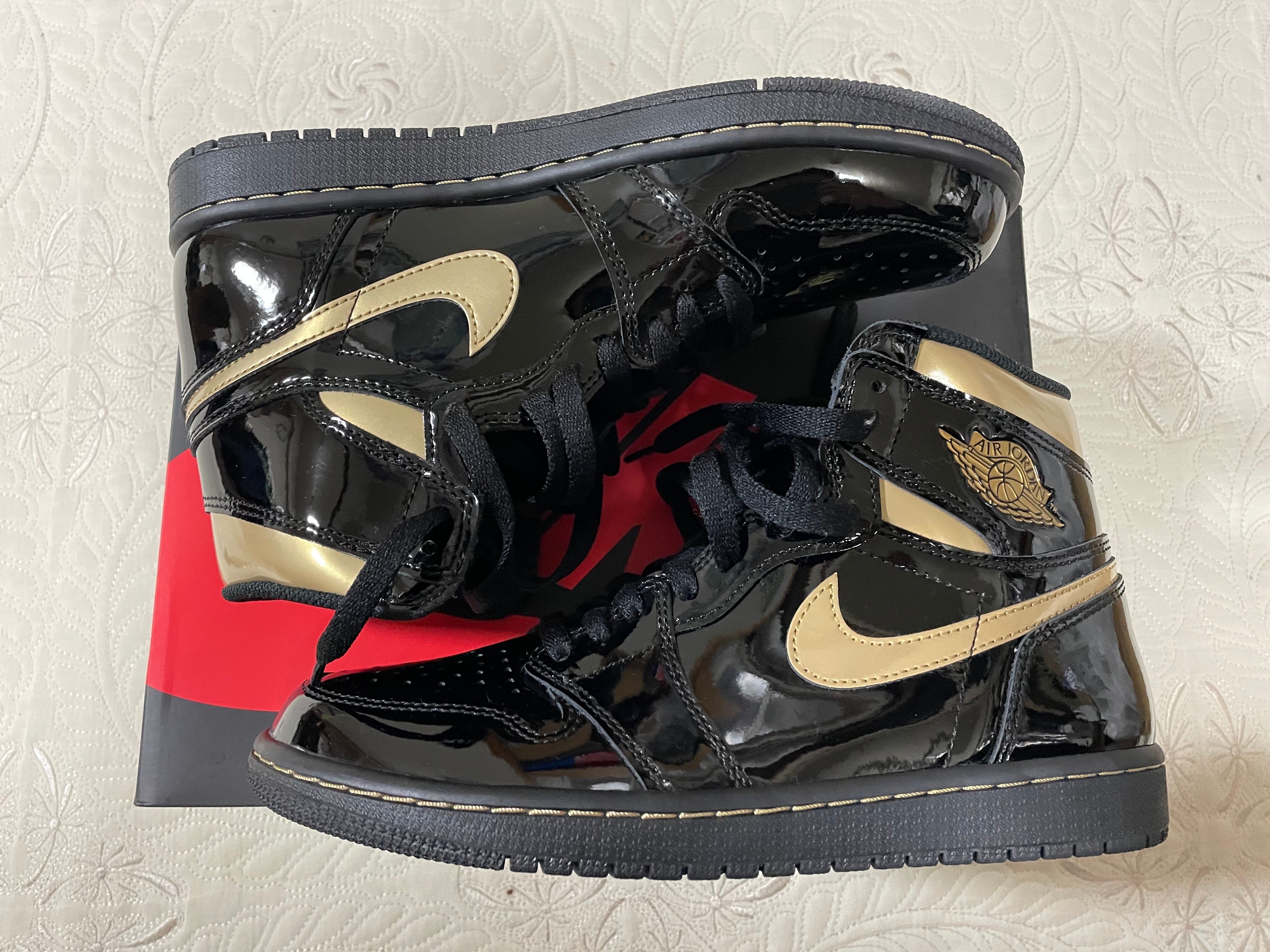 Nike Air Jordan 1 High OG "Black-Metalic Gold"
