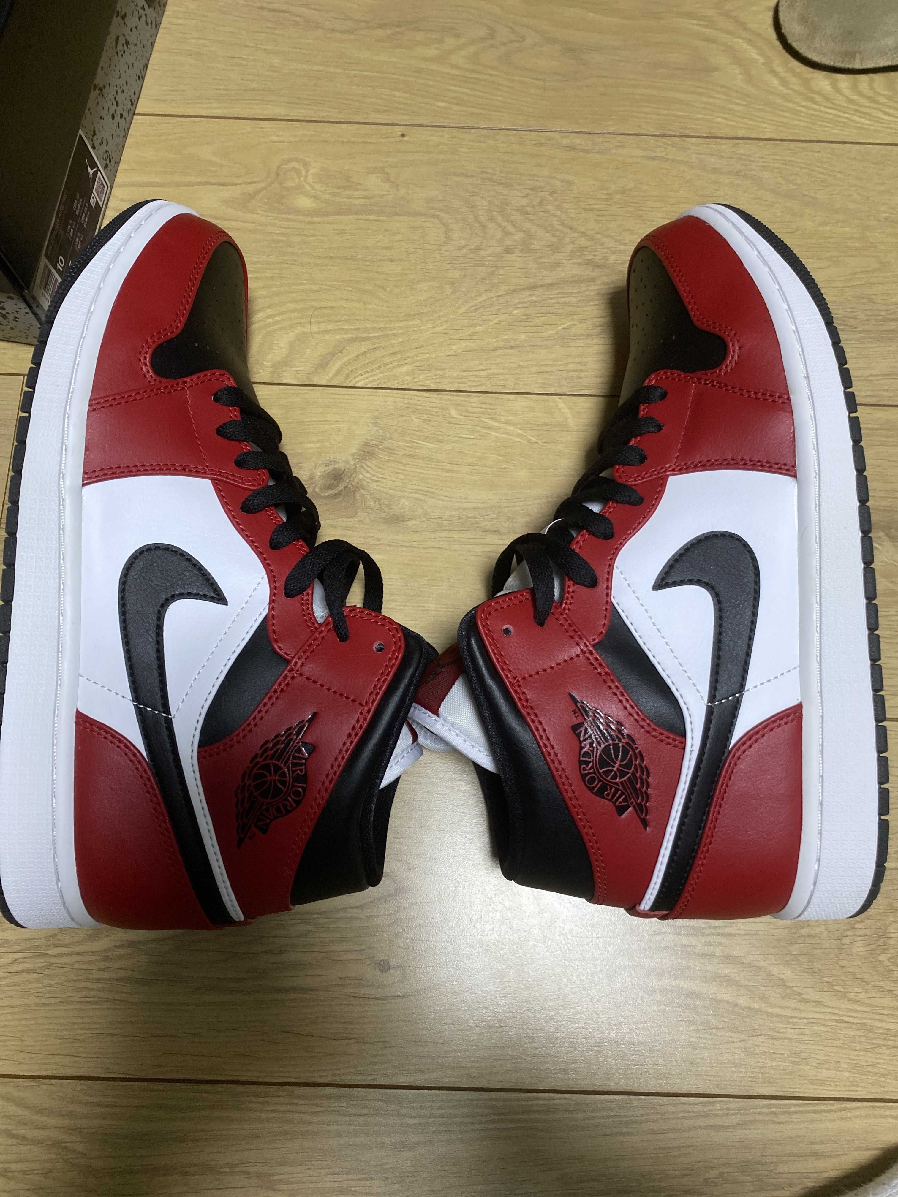 Nike Air Jordan 1 Mid "Chicago Black Toe"