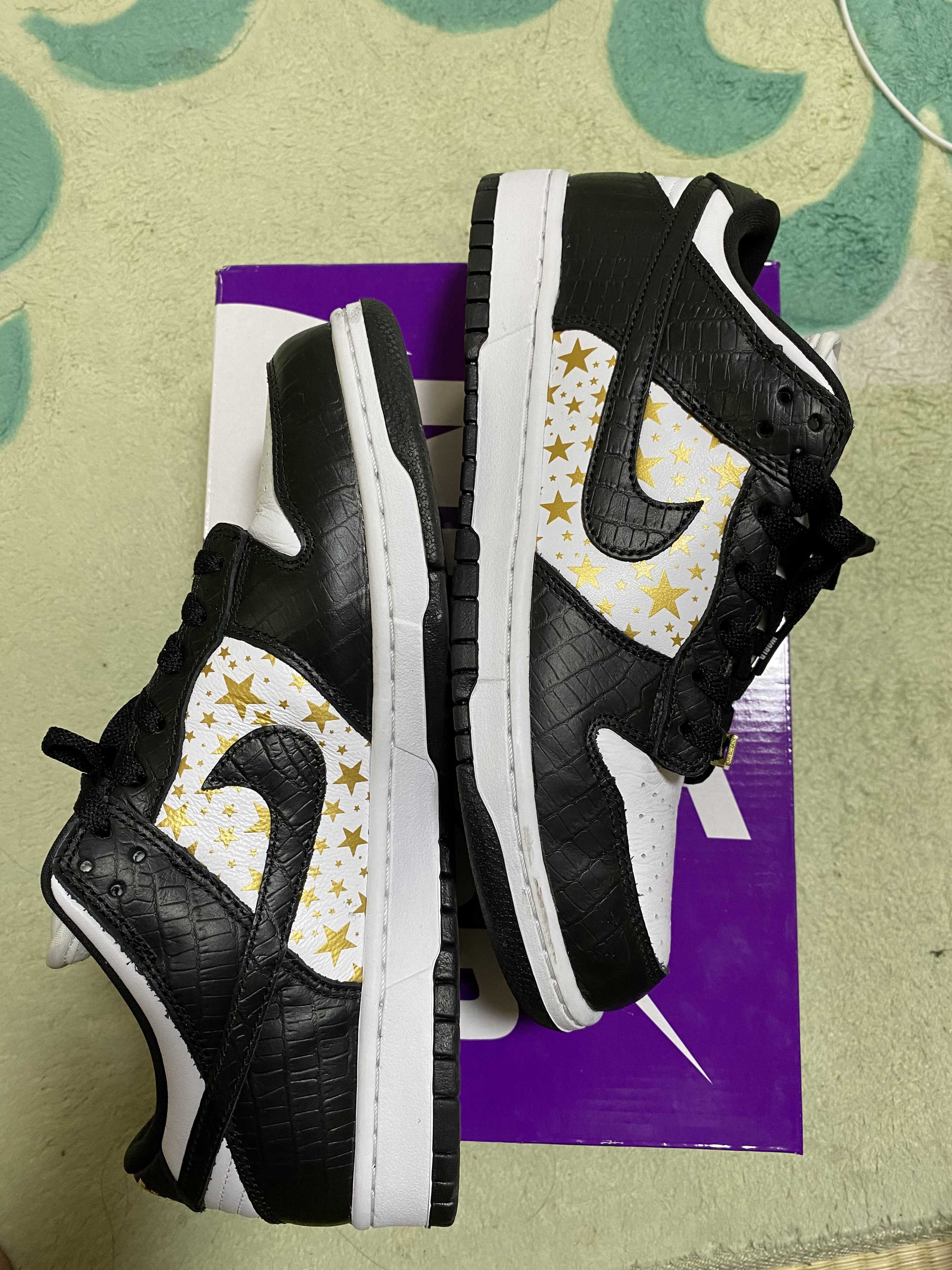 Supreme × Nike SB Dunk Low OG QS Gold Stars "White/Black"