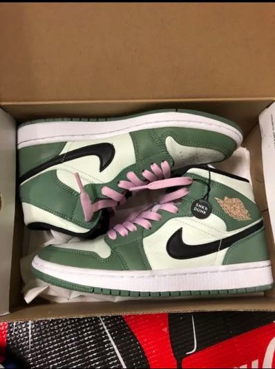 NIKE Women's AIR JORDAN 1 MID SE "DUTCH GREEN"
