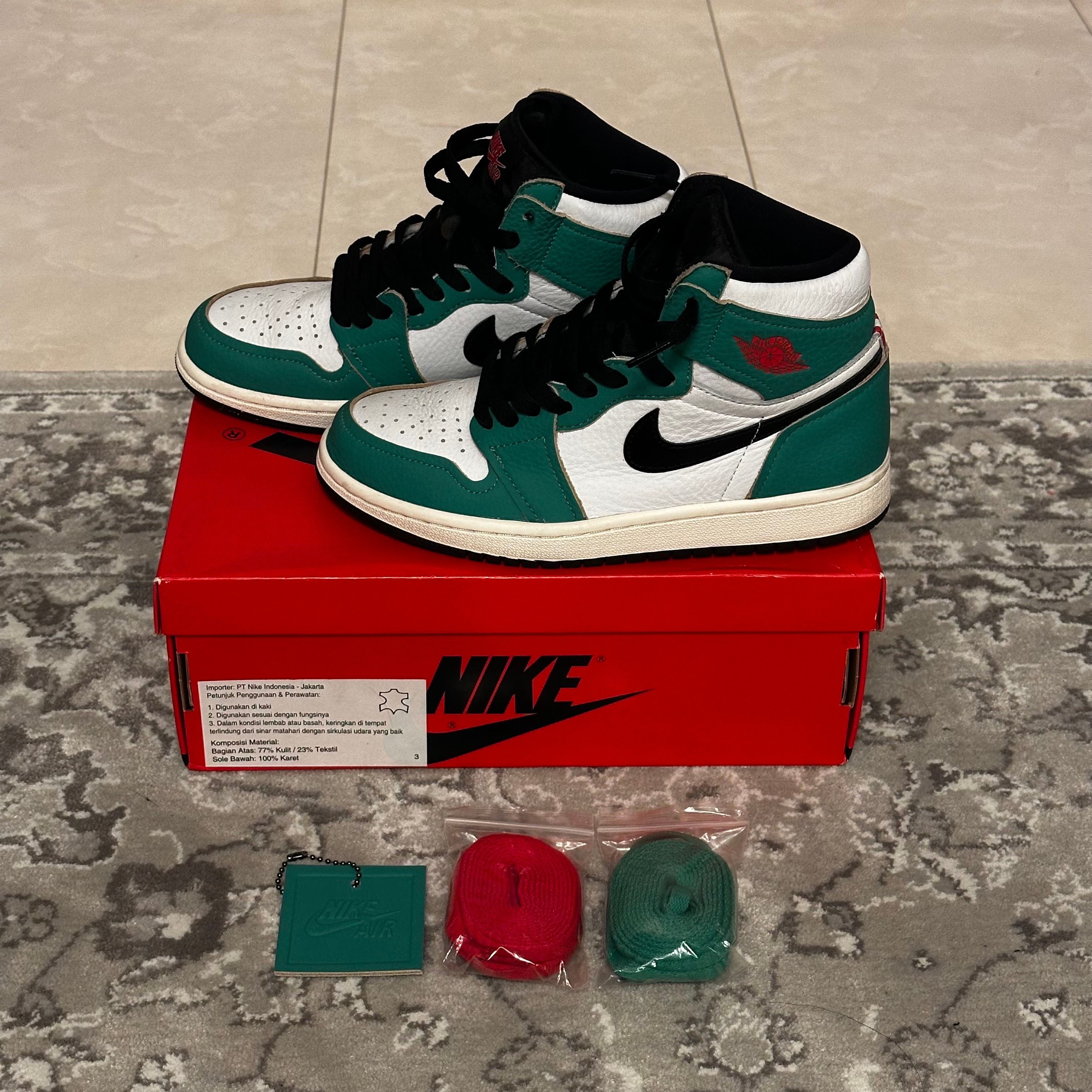 Nike Women's Air Jordan 1 High OG "Lucky Green/White-Sail-Black"