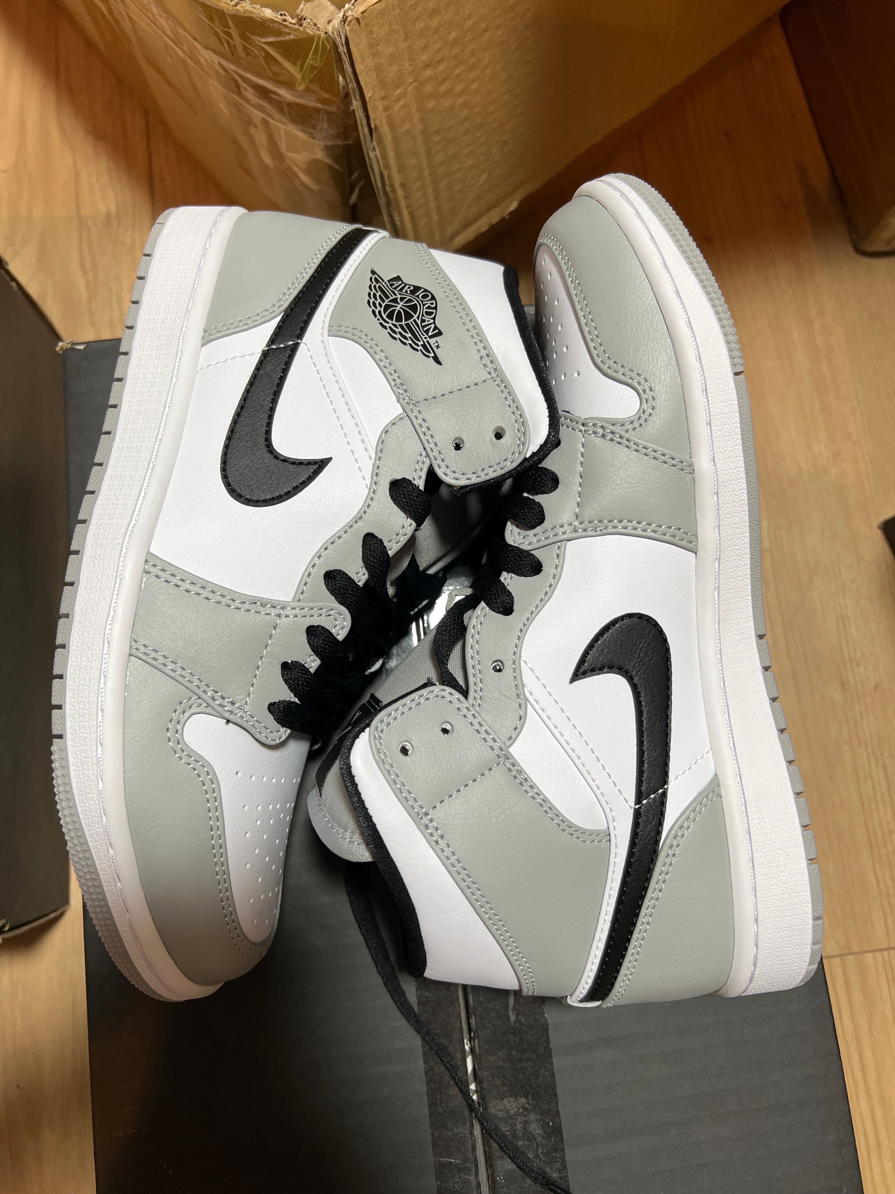 Nike Air Jordan 1 Mid "Light Smoke Grey/White/Black"