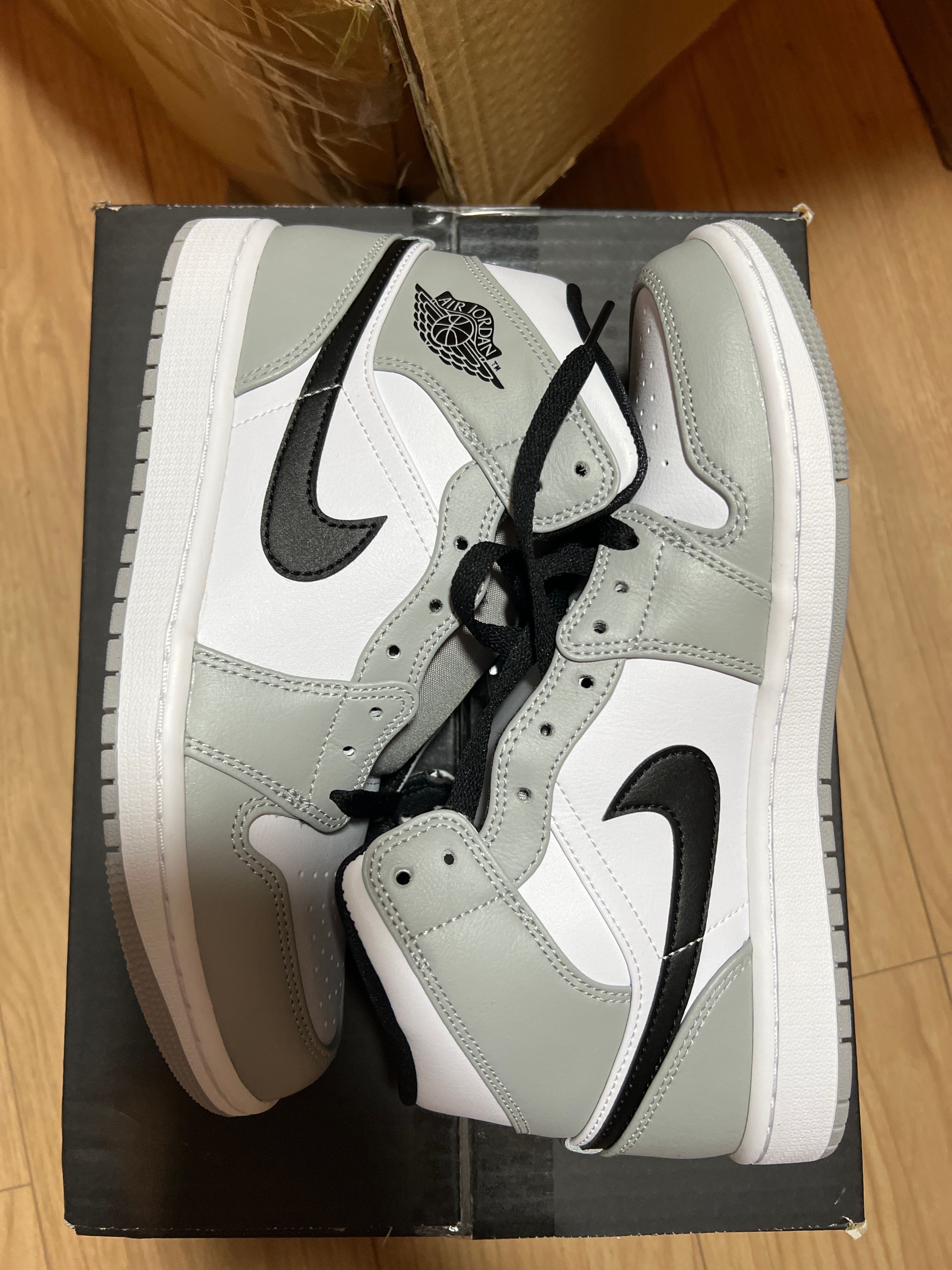 Nike Air Jordan 1 Mid "Light Smoke Grey/White/Black"