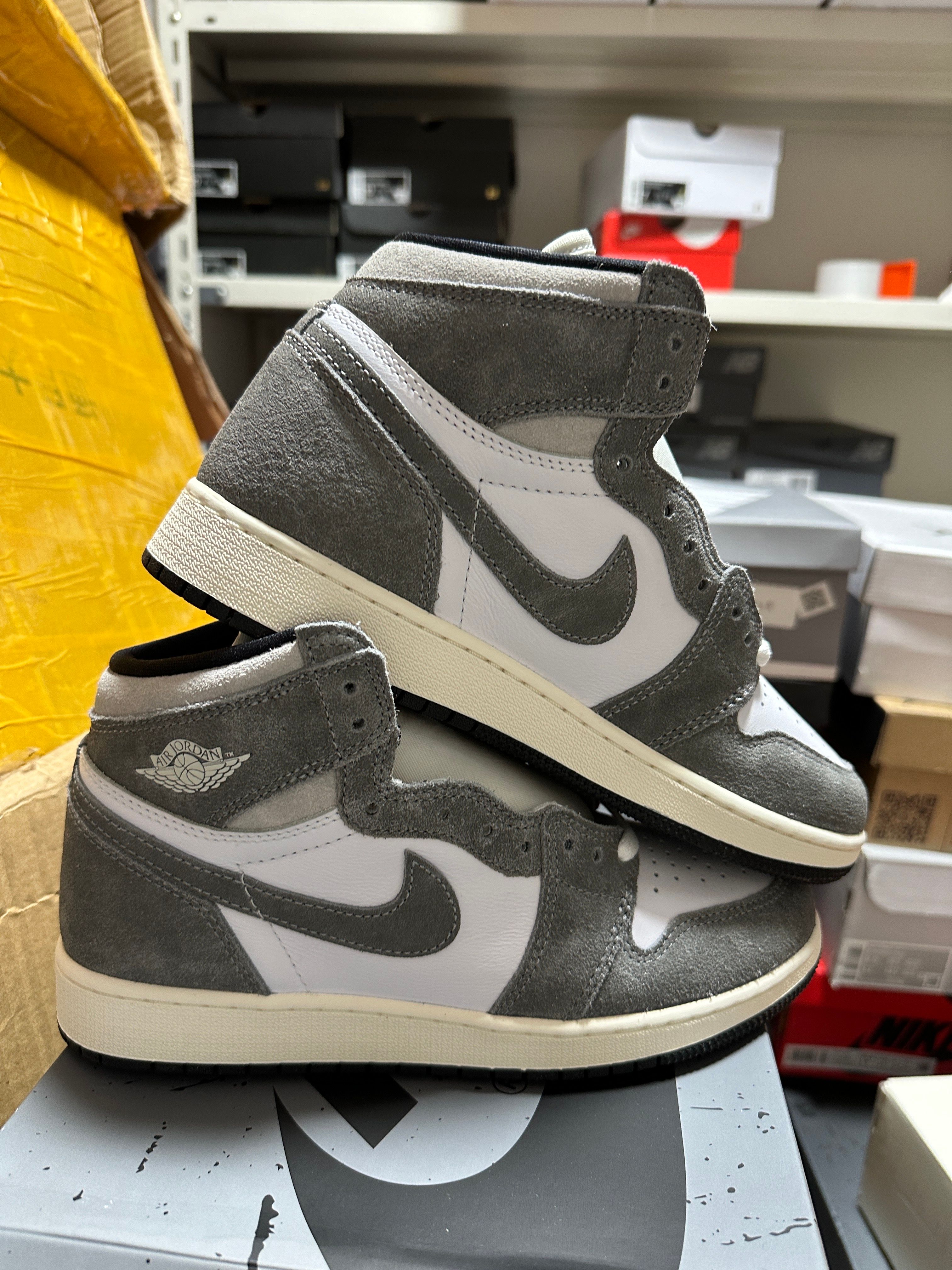 Nike GS Air Jordan 1 Retro High OG "Black and Smoke Grey"