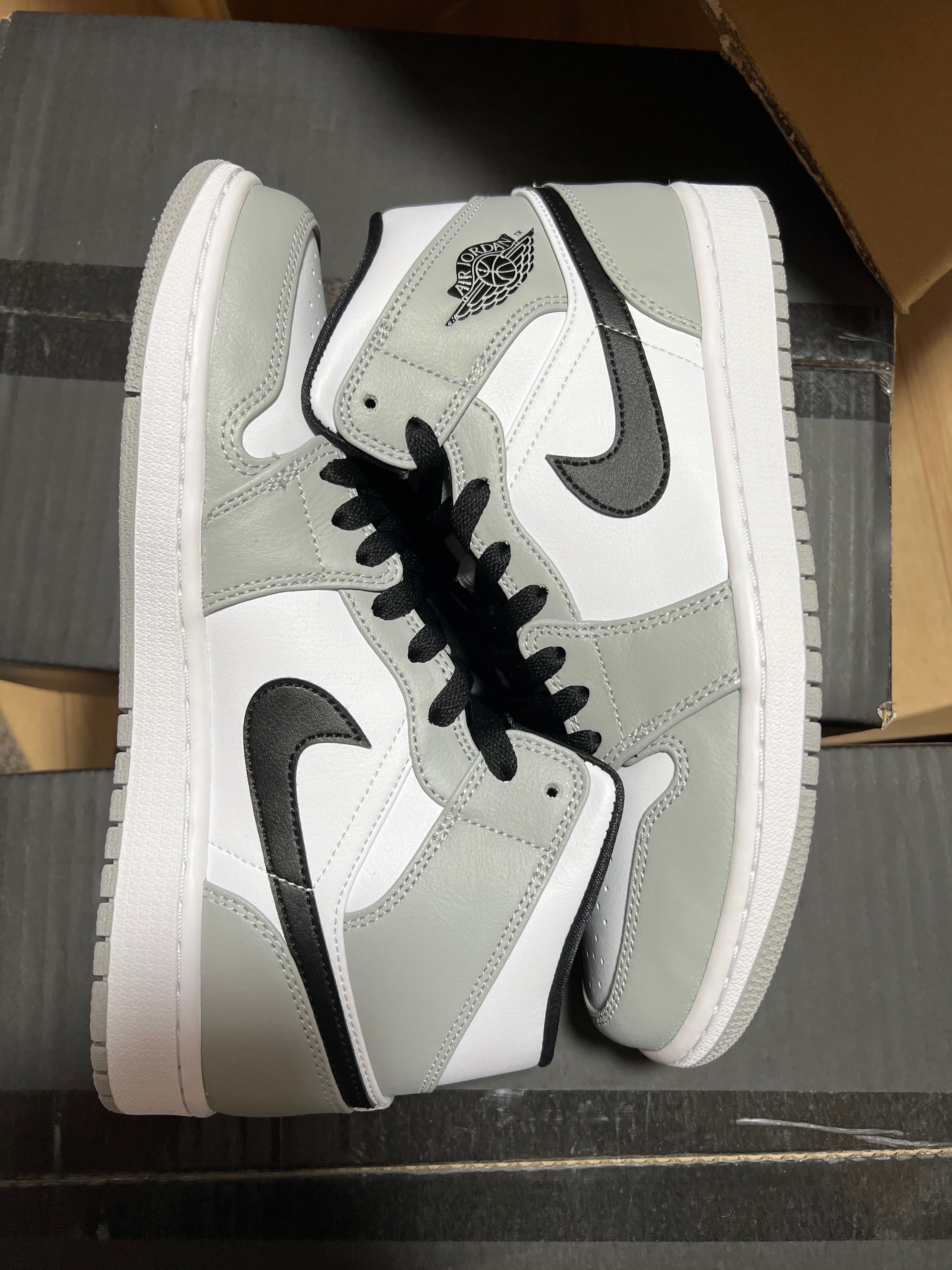 Nike Air Jordan 1 Mid "Light Smoke Grey/White/Black"