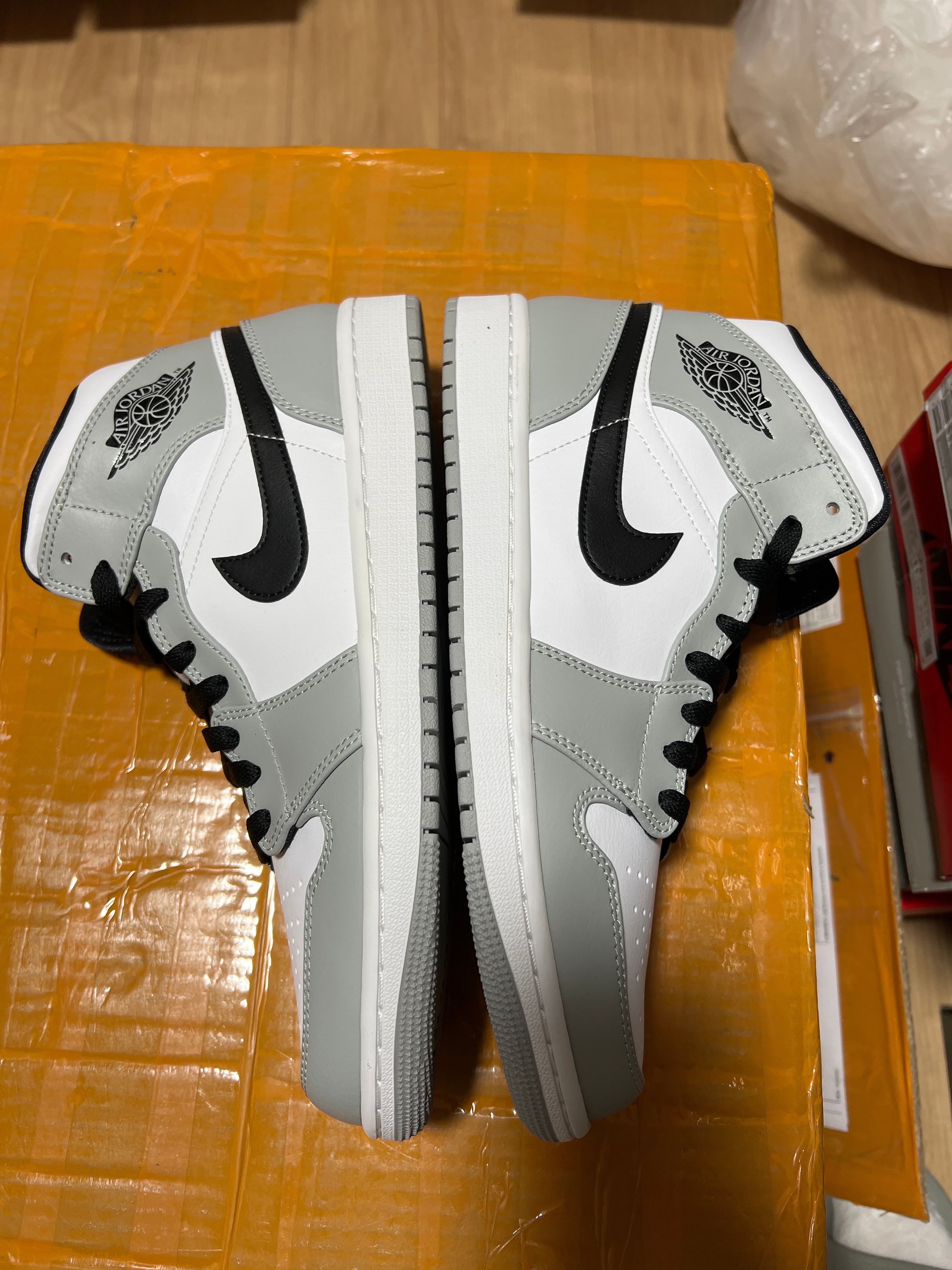 Nike Air Jordan 1 Mid "Light Smoke Grey/White/Black"