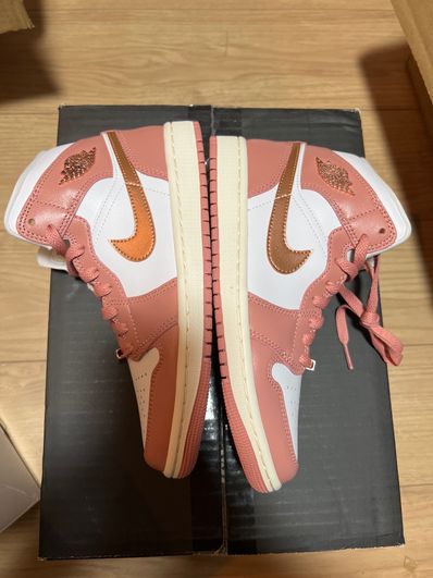 Nike Women's Air Jordan 1 Mid SE "Red Stardust"