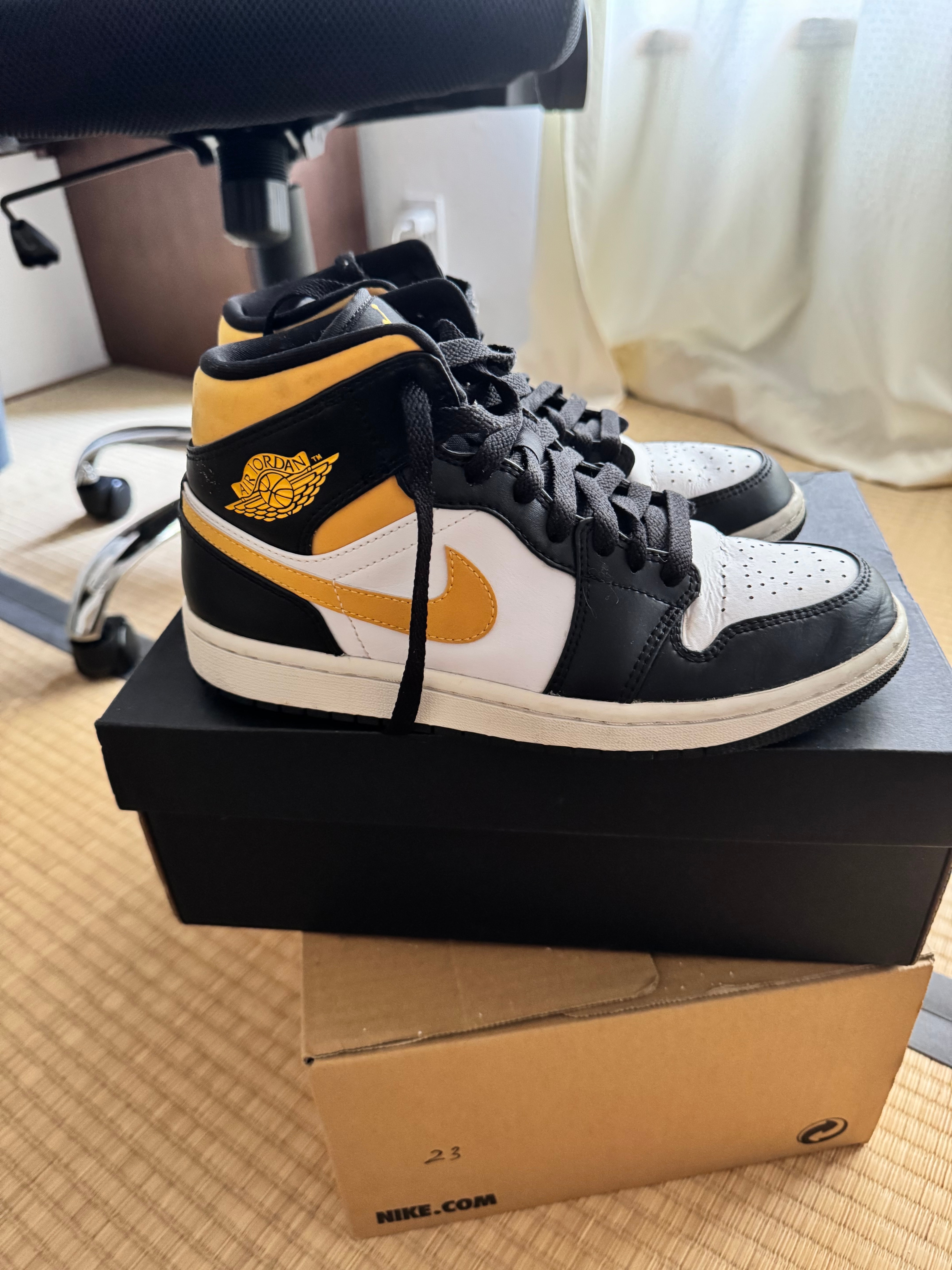 Nike Air Jordan 1 Mid "White/Pollen-Black"