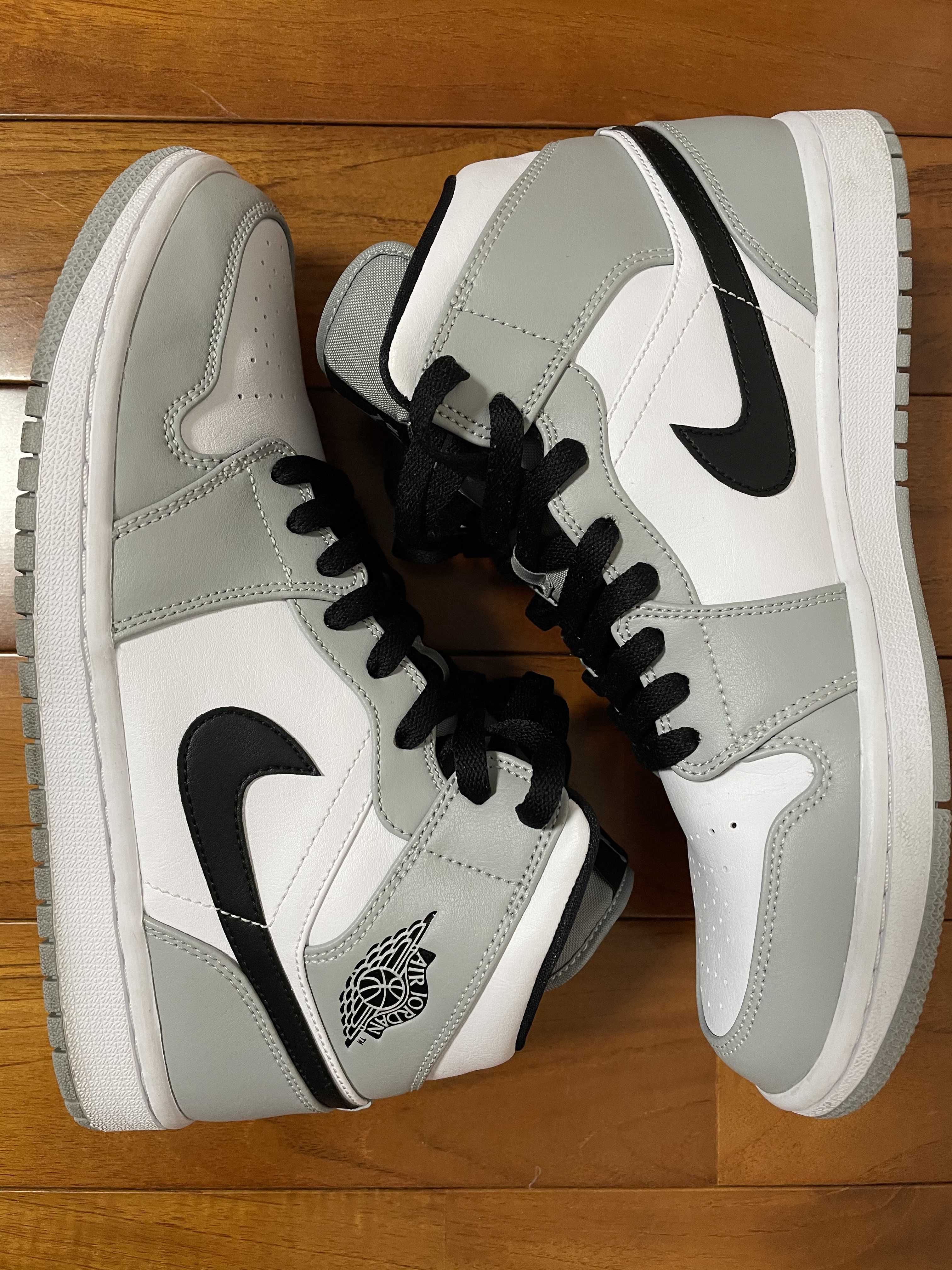 Nike Air Jordan 1 Mid "Light Smoke Grey/White/Black"