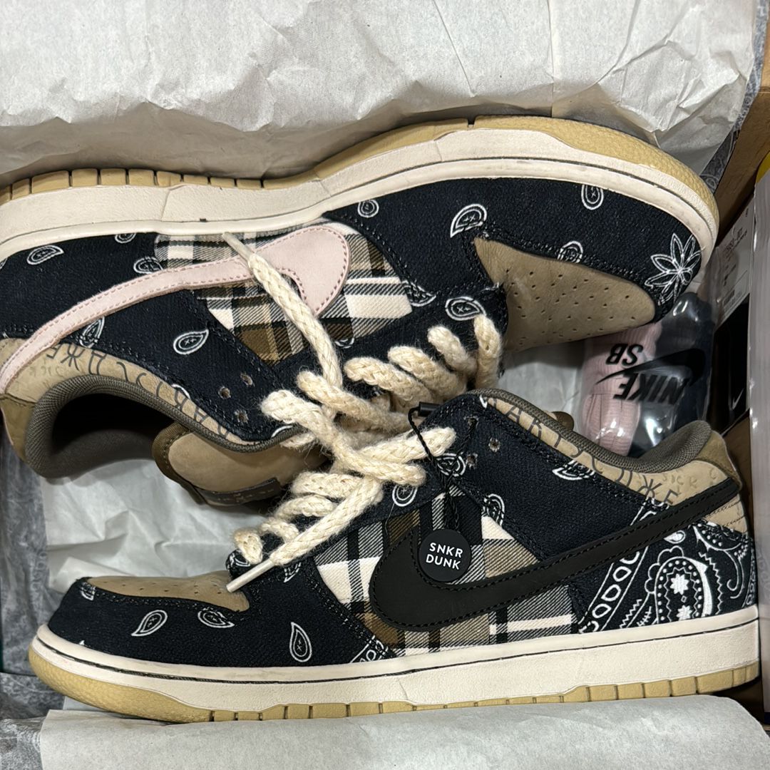 Travis Scott × Nike SB Dunk Low "Black/Parachute Beige"