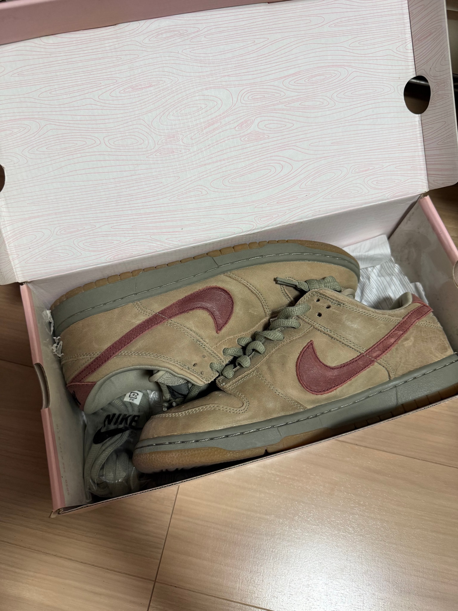Nike SB Dunk Low "Grit Team Red"