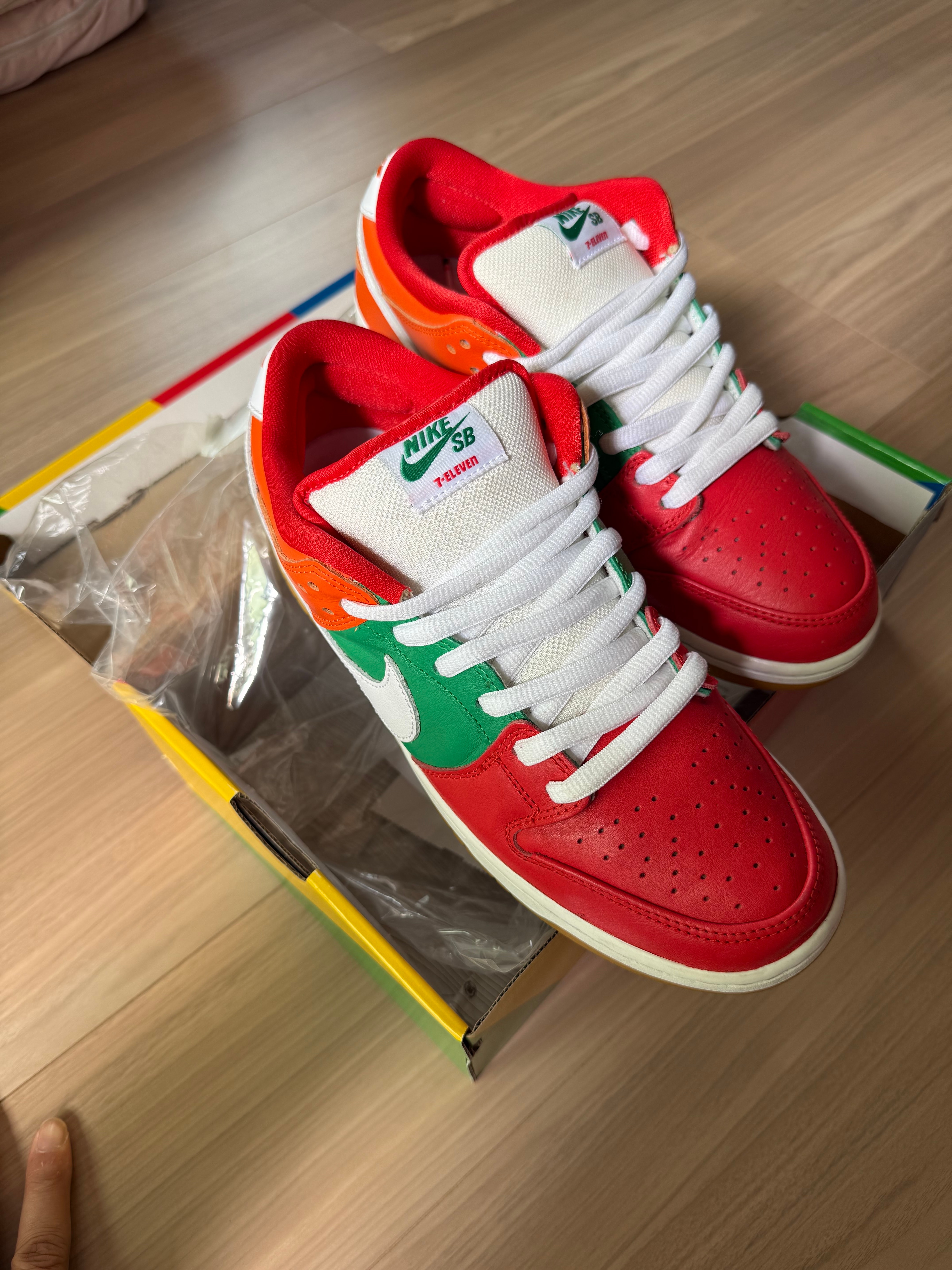Seven Eleven × Nike SB Dunk Low "Chile Red/White-Safety Orange"