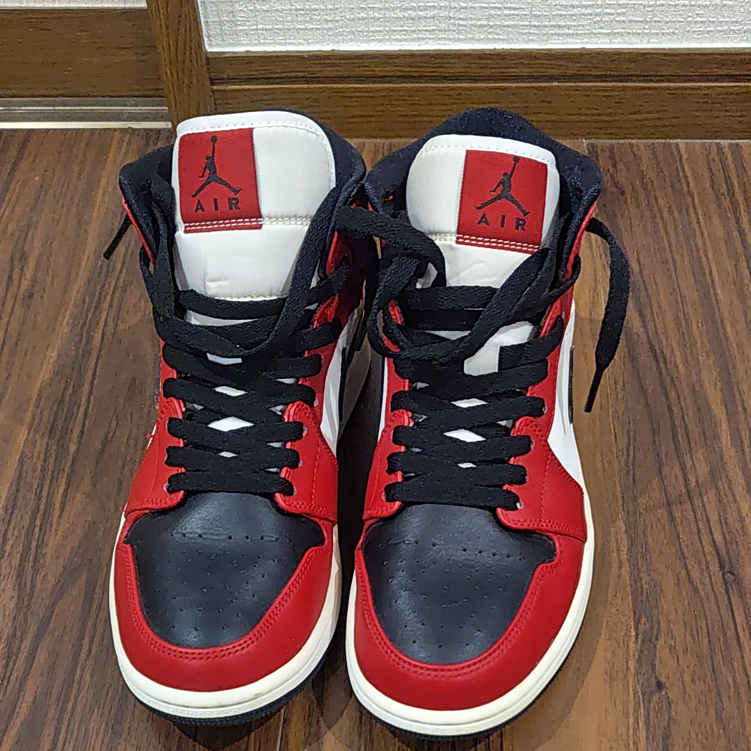 Nike Air Jordan 1 Mid "Chicago Black Toe"