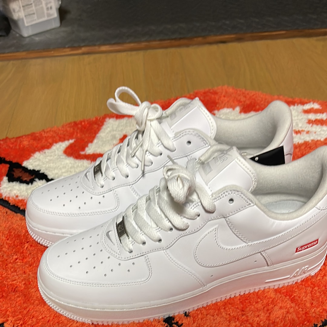 シュプリーム × ナイキ エアフォース1 ロー "ホワイト"