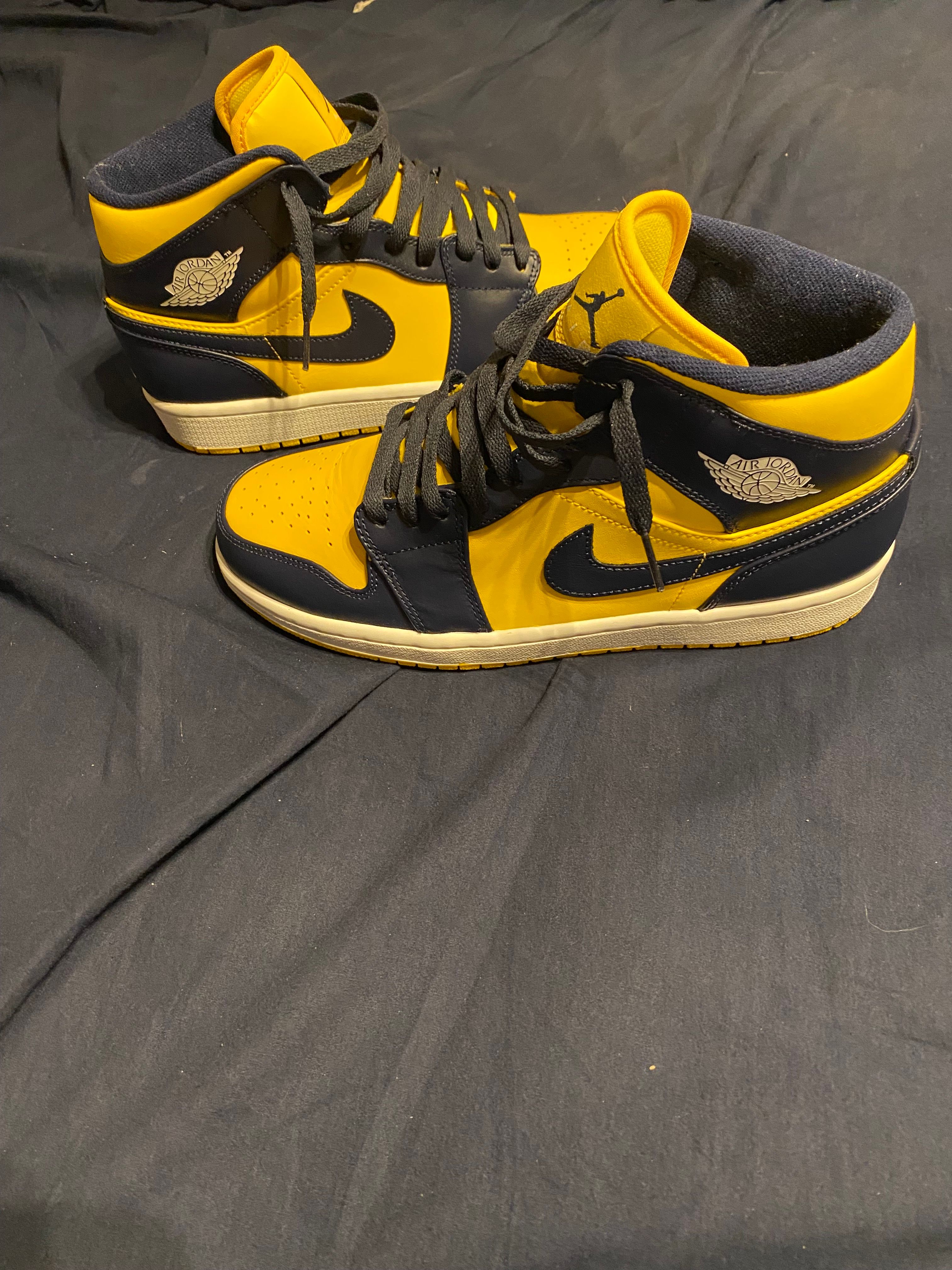 Nike Air Jordan 1 Mid "Michigan"