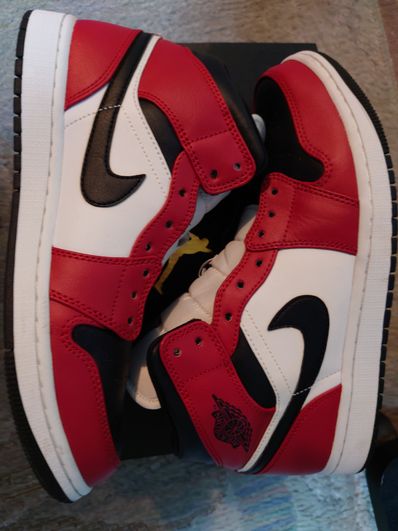 Nike Air Jordan 1 Mid "Chicago Black Toe"