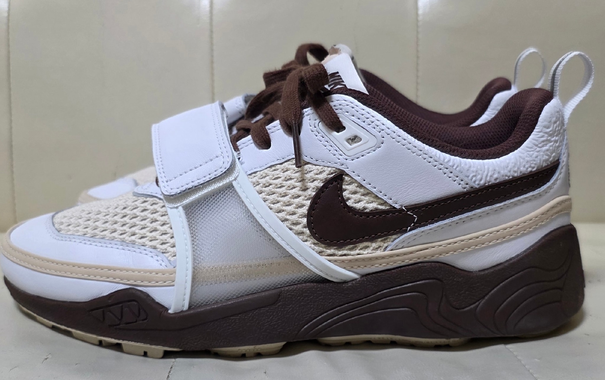 Travis Scott × Nike Zoom Field Jaxx "White and Light Chocolate"