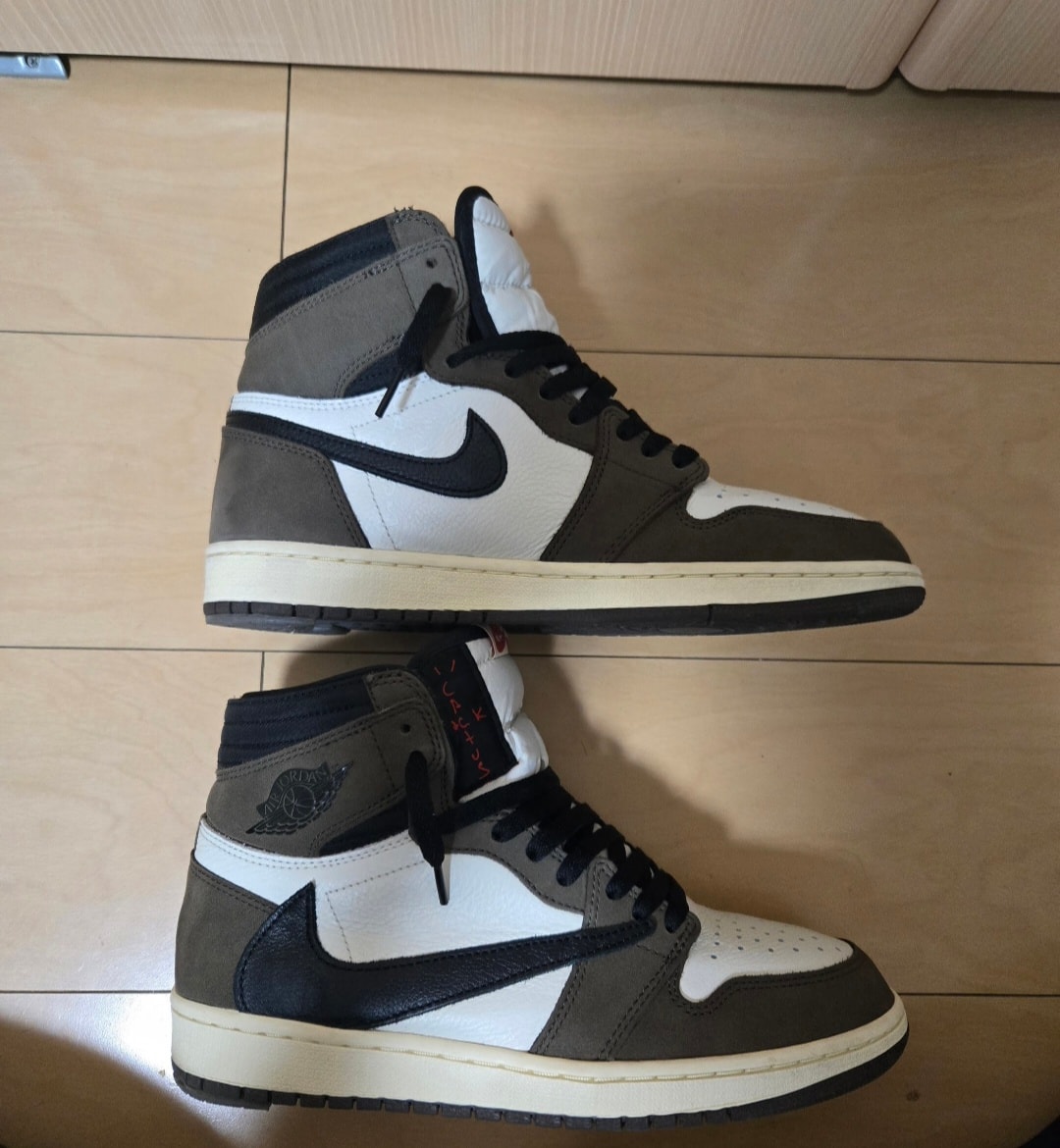 トラヴィススコット × ナイキ エアジョーダン1 レトロ ハイ OG TS SP "セイル/ダークモカ"