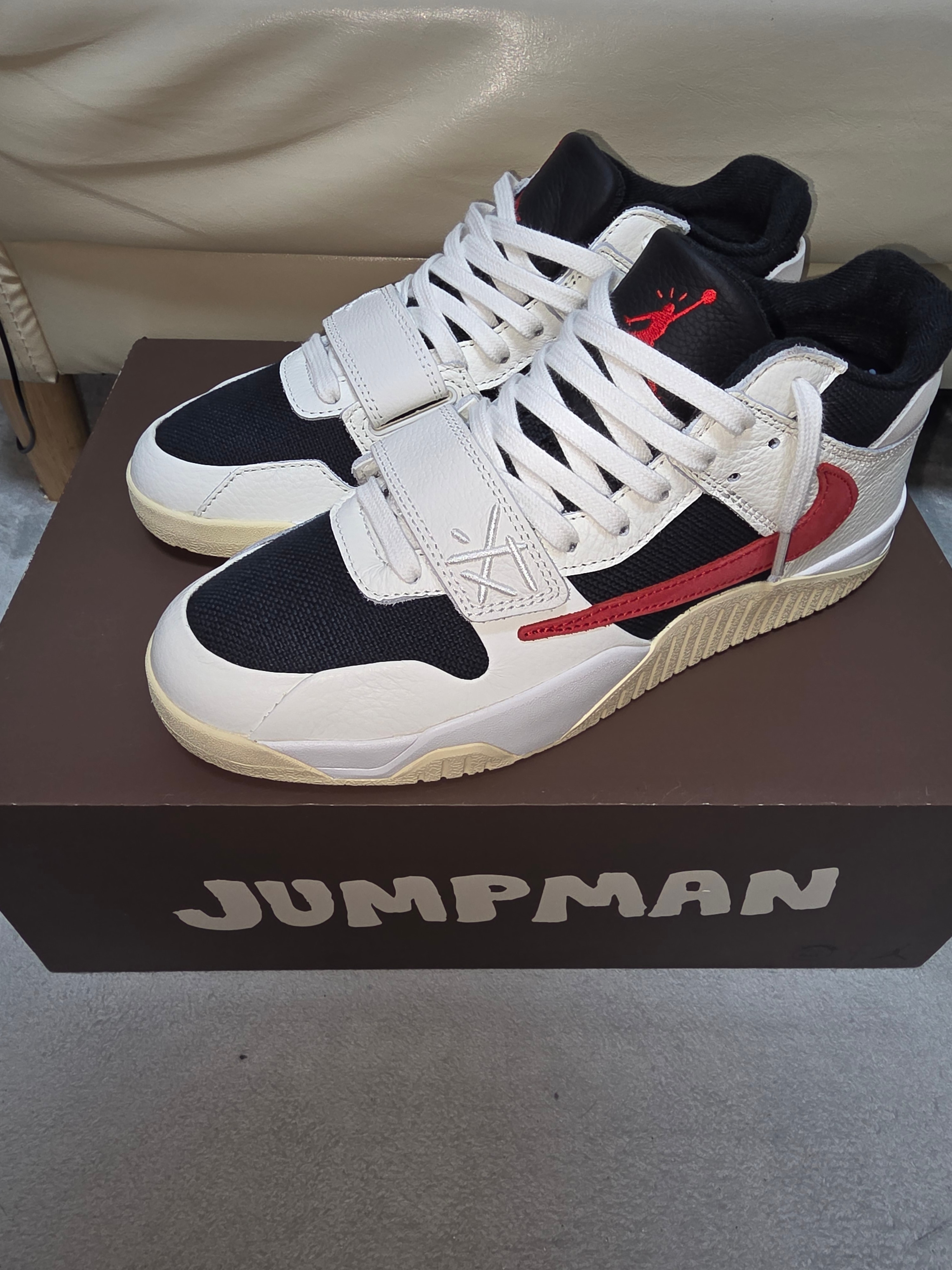 トラヴィススコット × ナイキ ジョーダン ジャンプマンジャック TR "ユニバーシティレッド"