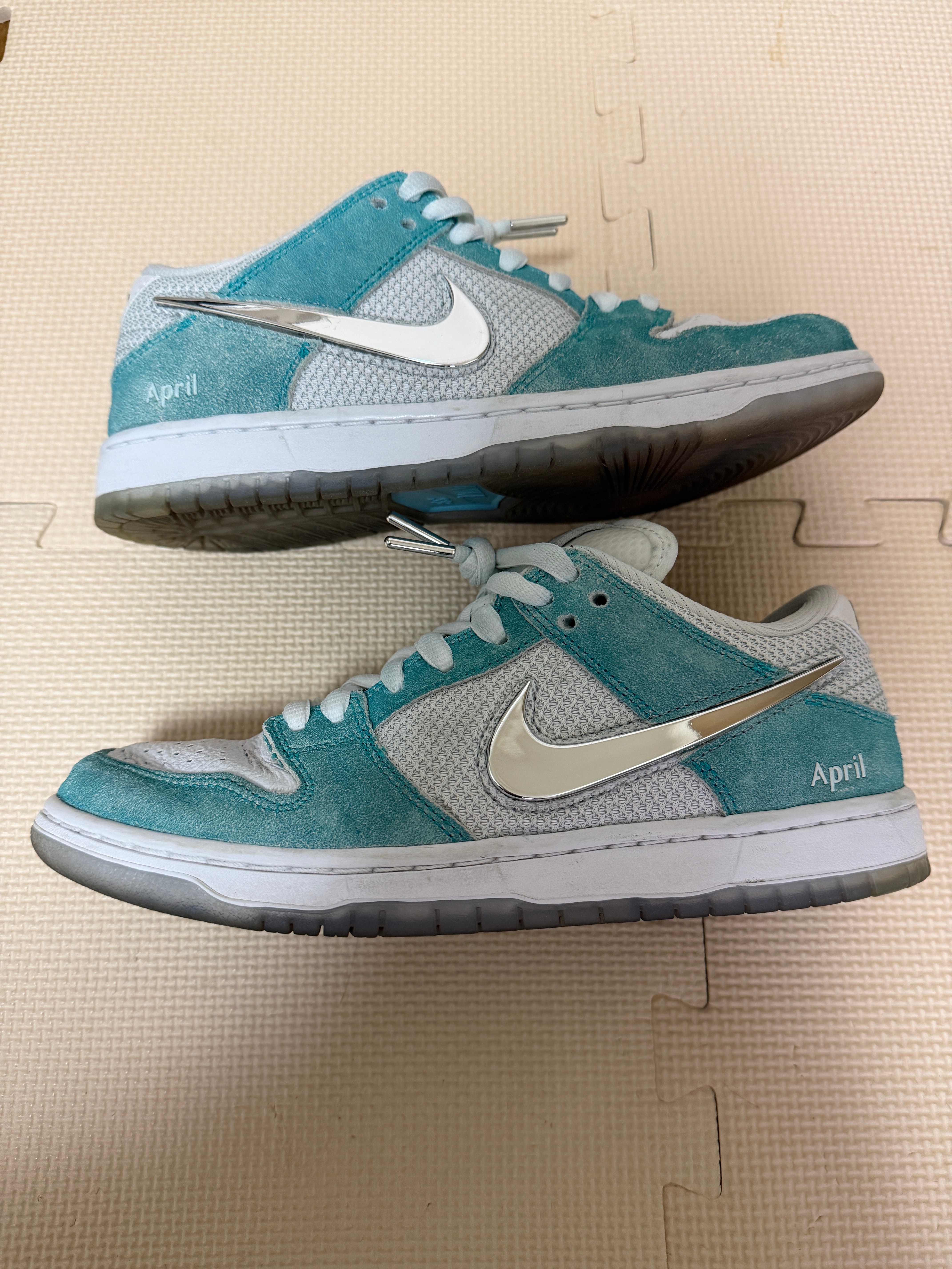 エイプリルスケートボード × ナイキ SB ダンク ロー プロ QS "ホワイト アンド マルチカラー"