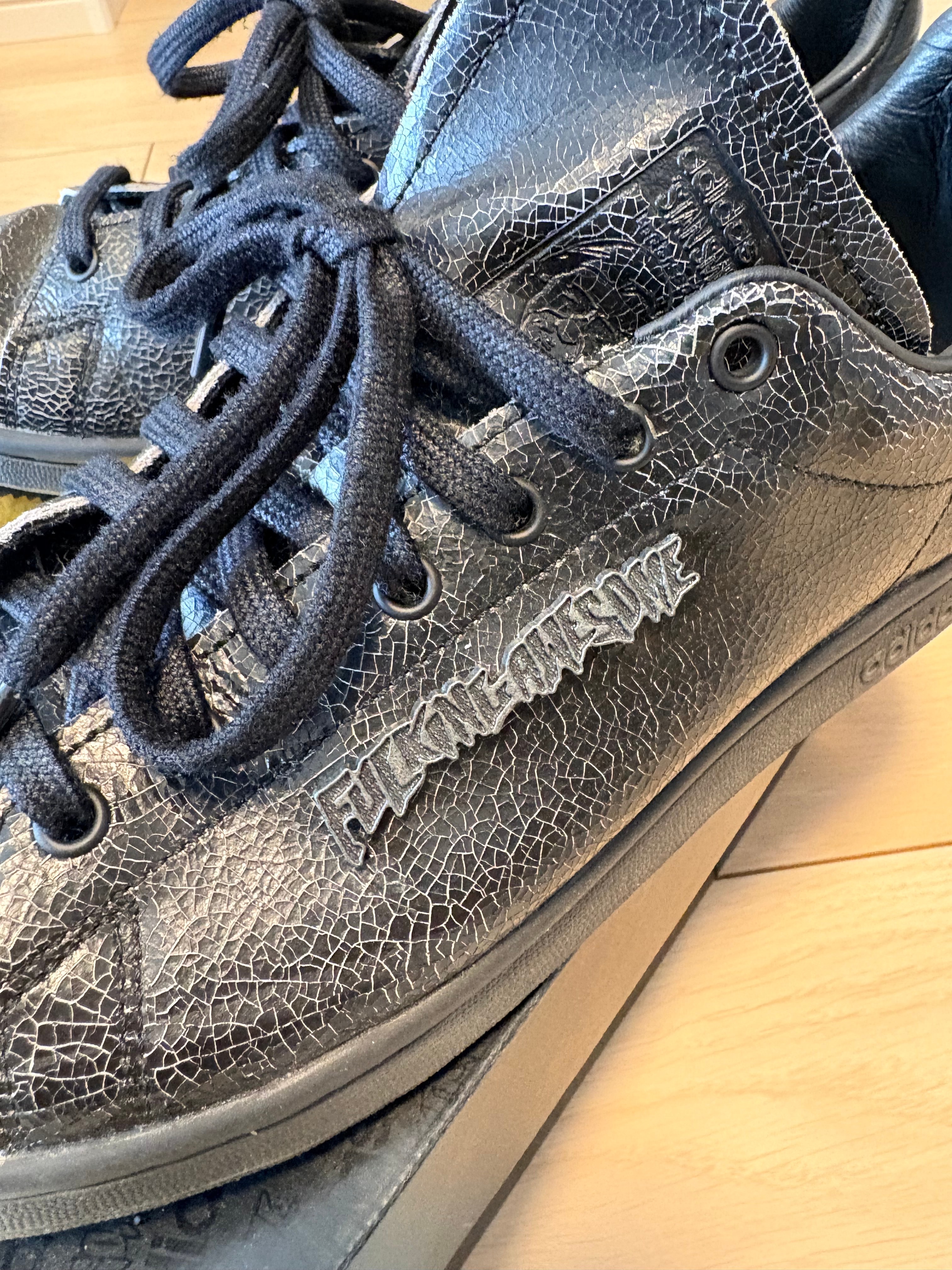 ファッキンオーサム × アディダス スタンスミス "ブラックテクスチャード"