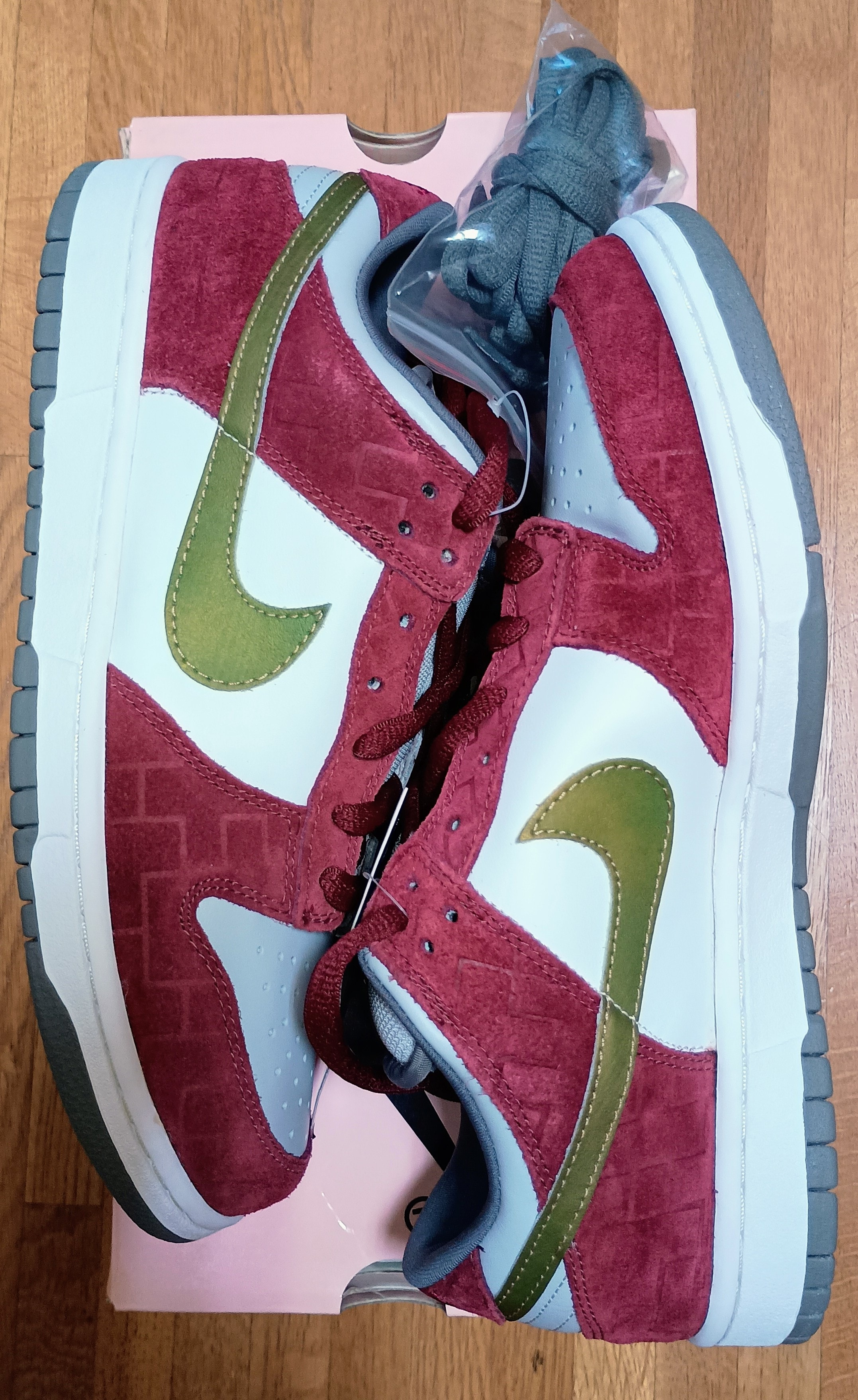 Nike SB Dunk Low "Shanghai"