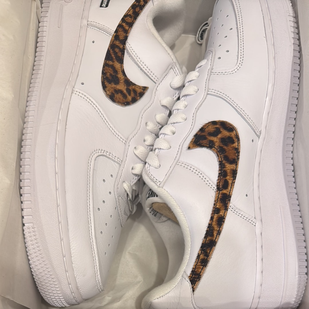 GOODENOUGH × Supreme × Nike Air Force 1 Low "White/Leopard" (25SS Week15)