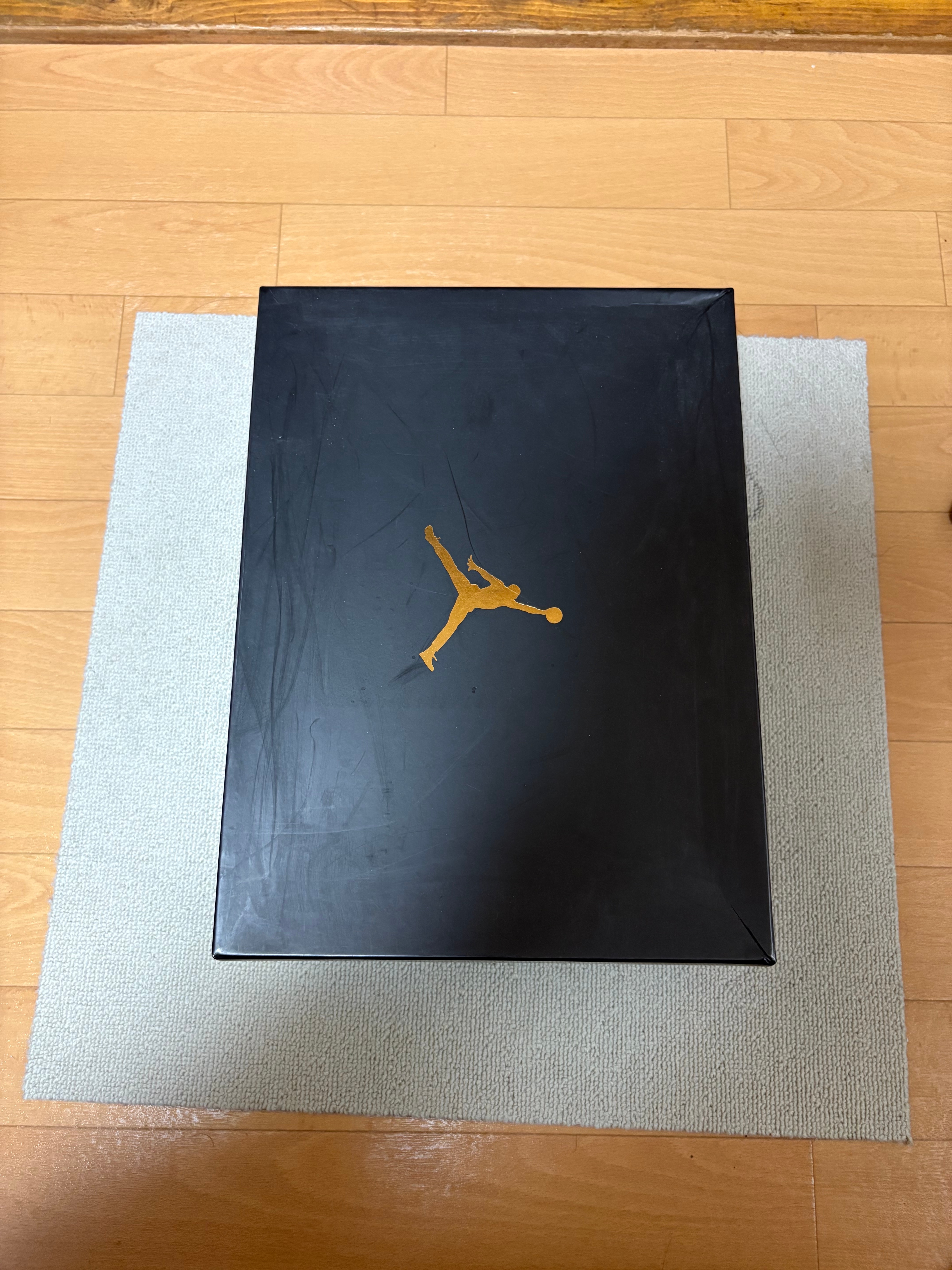 オクトーバーズ ベリー オウン × ナイキ エアジョーダン 10 レトロ ドレイク "ブラック/メタリック ゴールド"