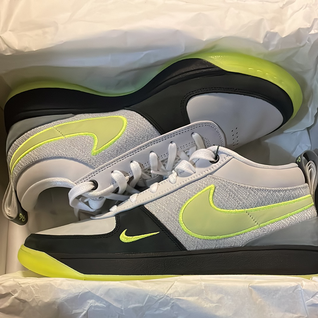 ナイキ ブック1 "ネオン"