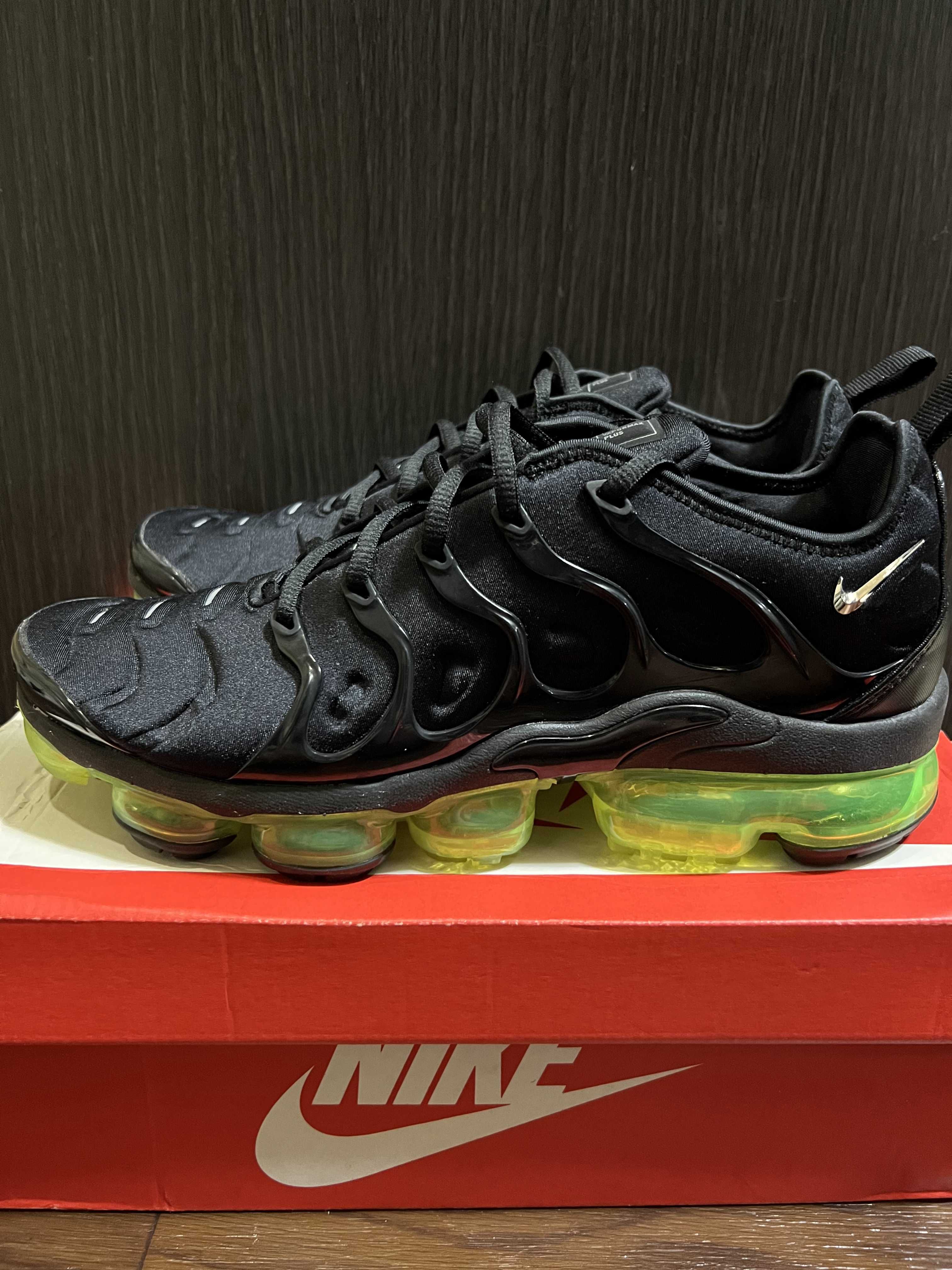 Nike Air Vapormax Plus "Black/Volt Sole"