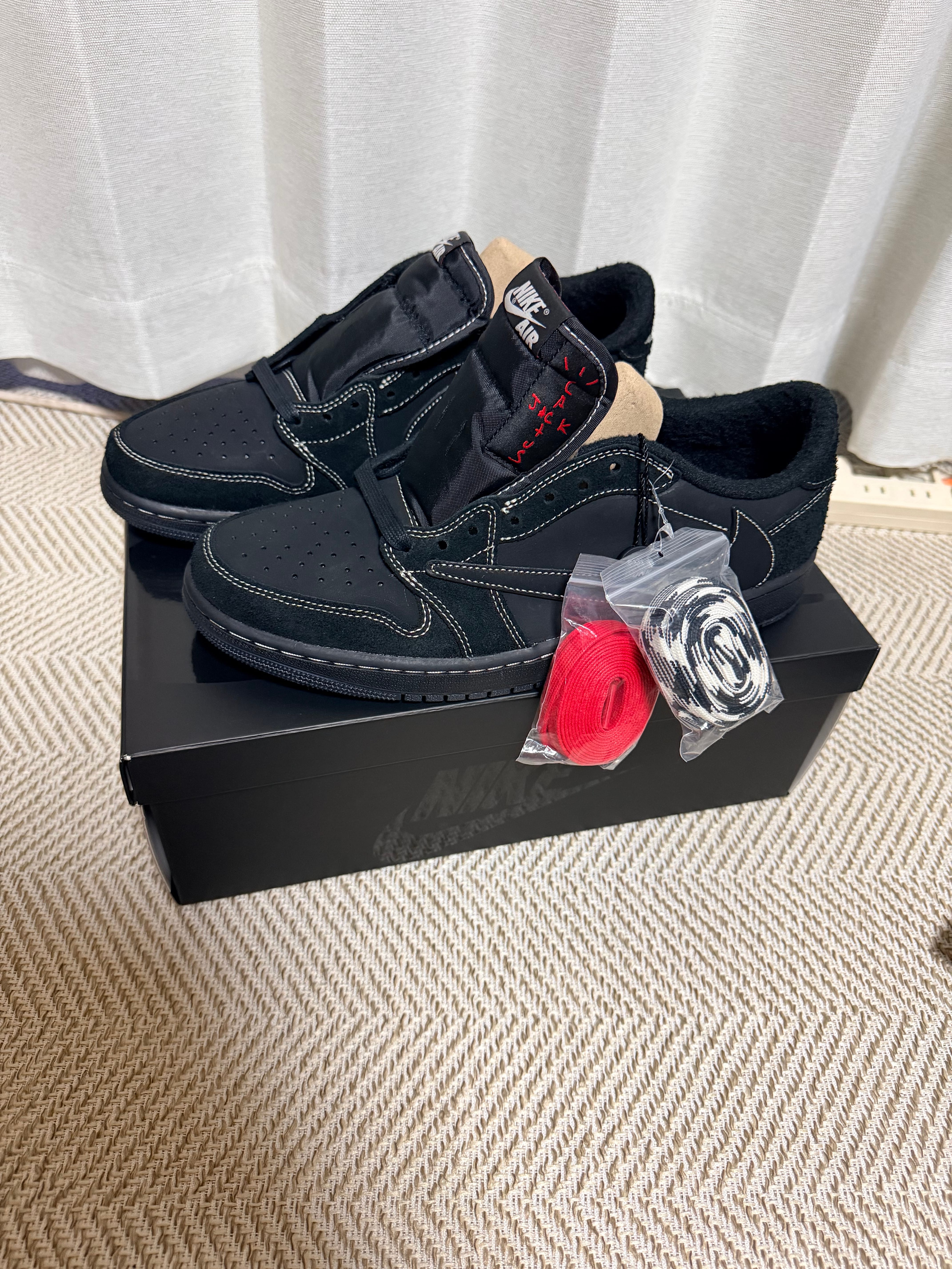 トラヴィススコット × ナイキ エアジョーダン1 ロー OG SP "ブラック ファントム"