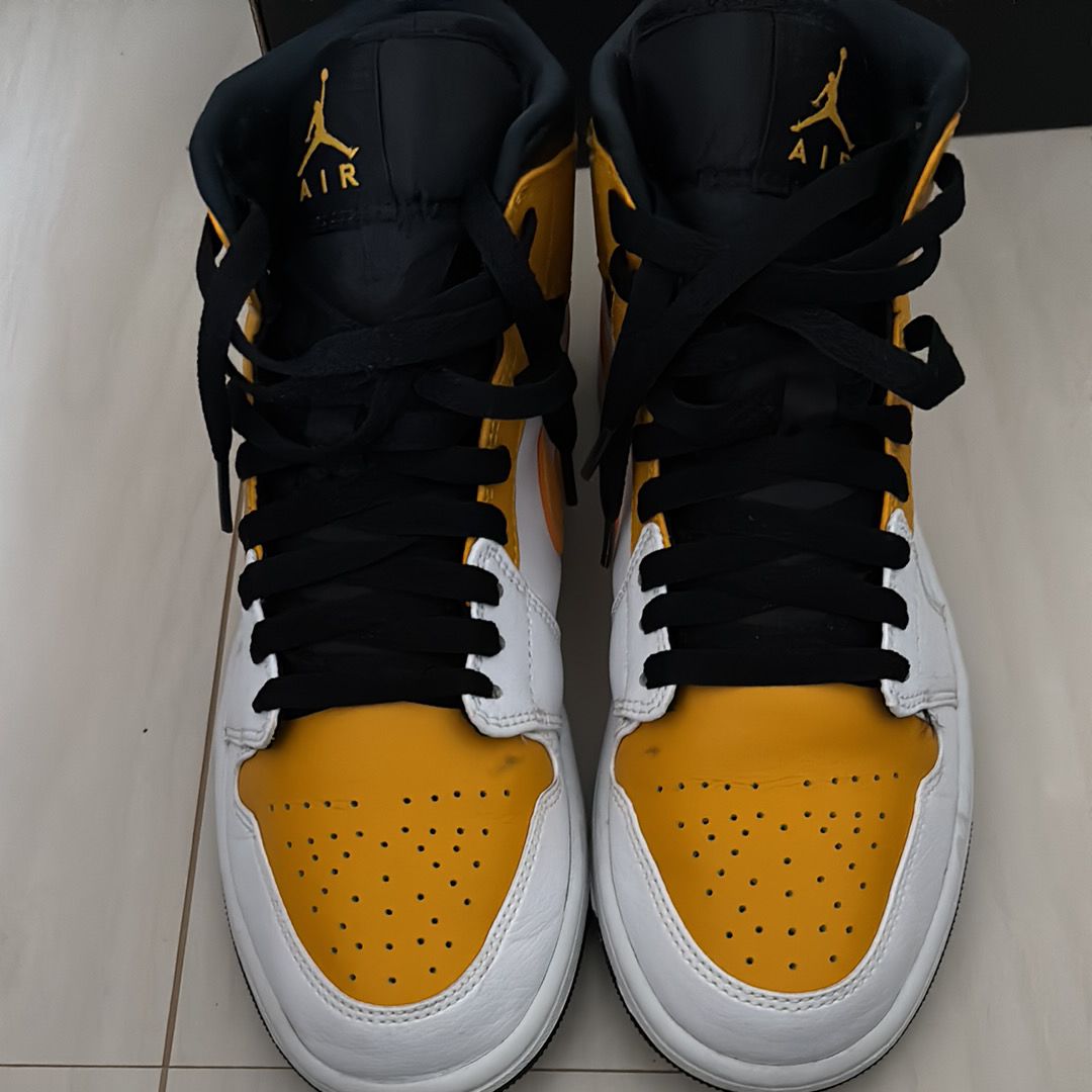 Nike Air Jordan 1 Mid "University Gold"  