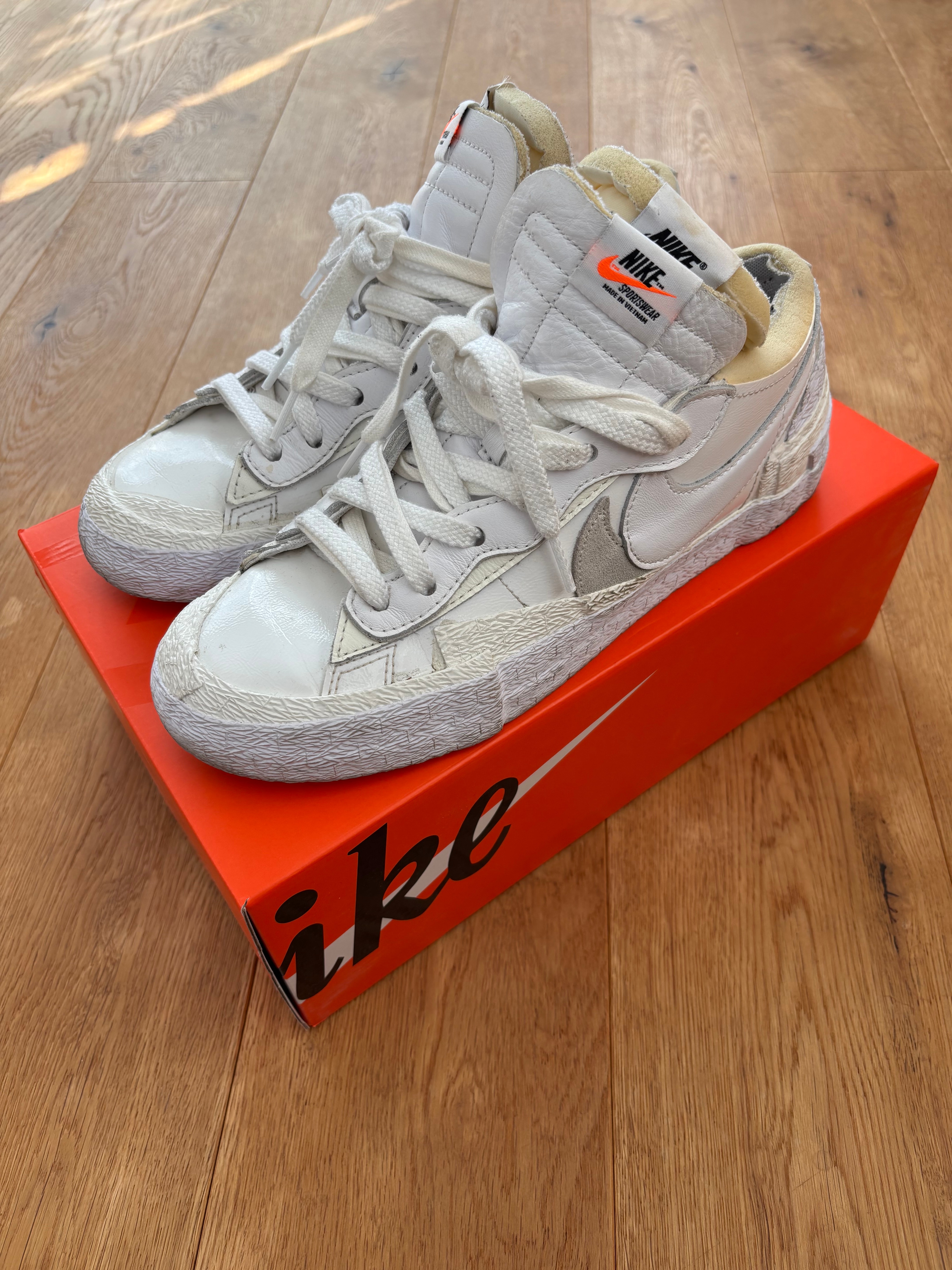 サカイ × ナイキ ブレーザー ロー "ホワイト パテント レザー"