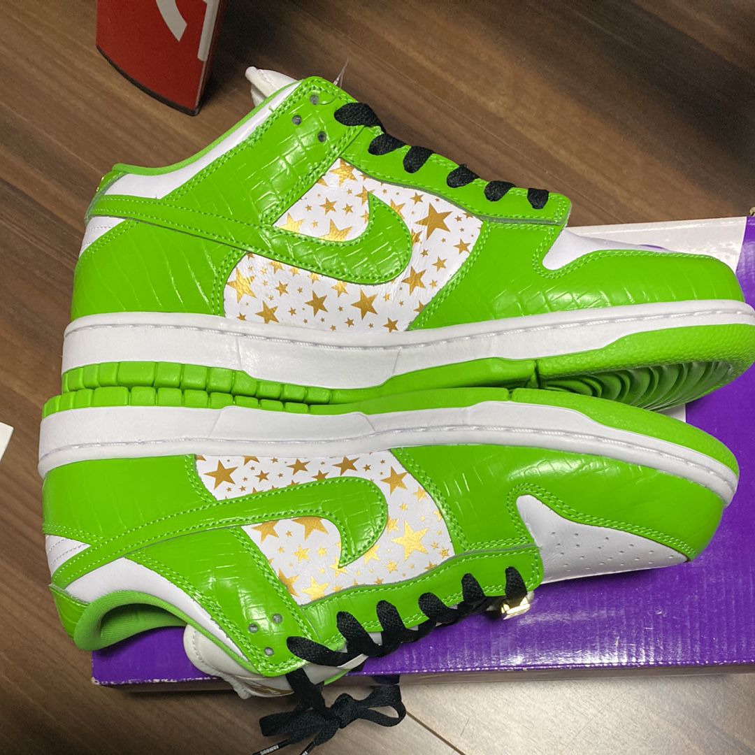 Supreme × Nike SB Dunk Low OG QS Gold Stars "White/Mean Green"