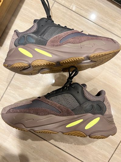 YEEZY BOOST 700 WAVE RUNNER DARK GREY