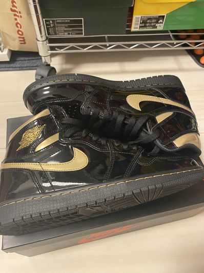 Nike Air Jordan 1 High OG "Black-Metalic Gold"