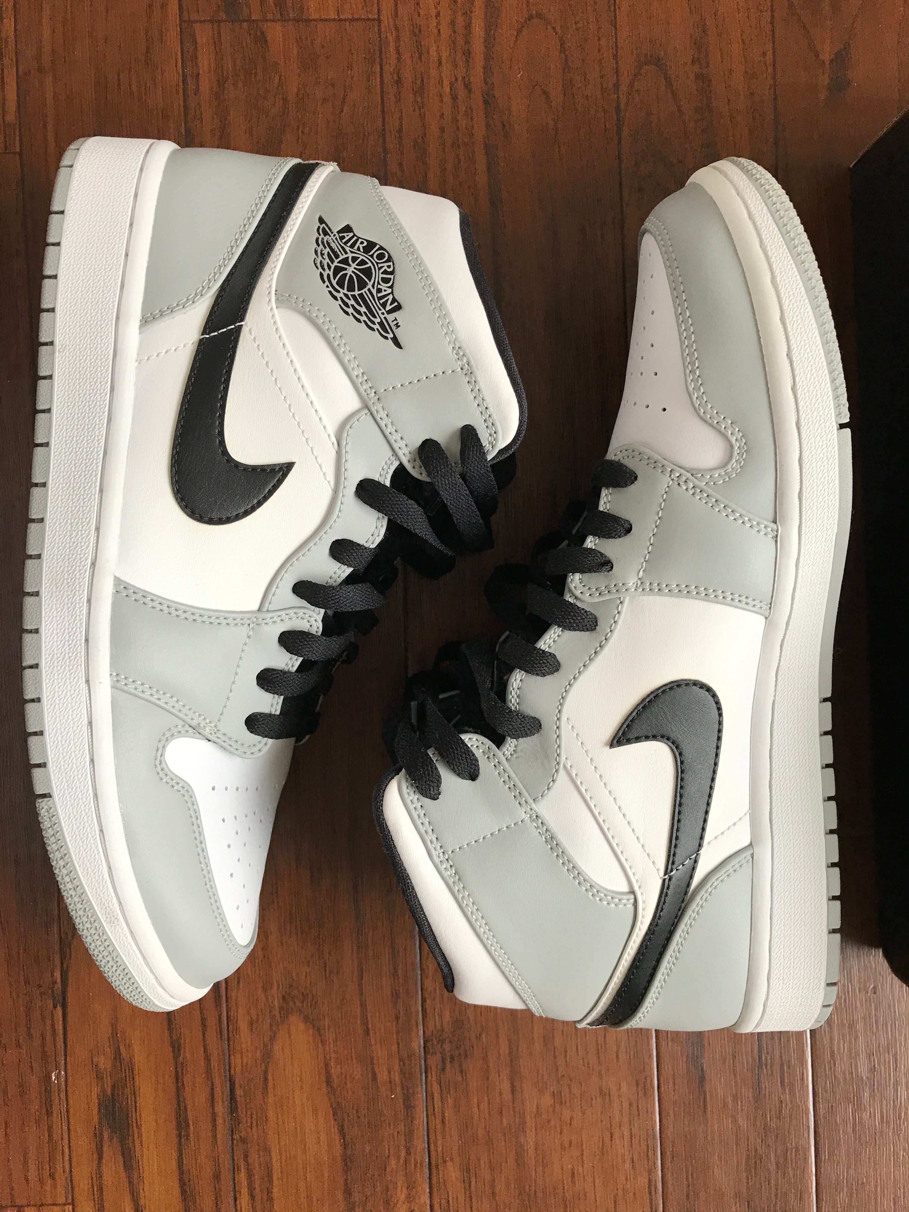 Nike Air Jordan 1 Mid "Light Smoke Grey/White/Black"